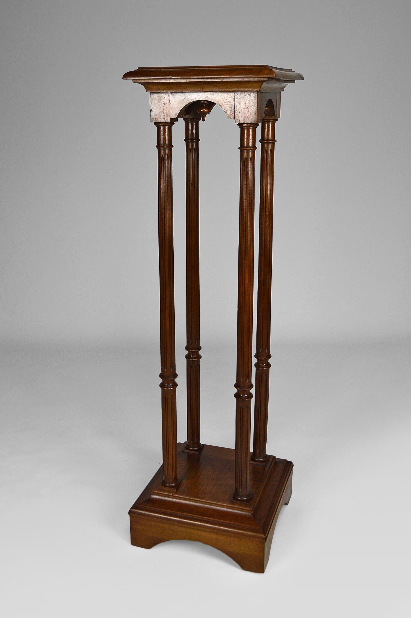 Gothic Revival Pedestal Stand in Walnut, France, circa 1880 In Good Condition For Sale In VÉZELAY, FR