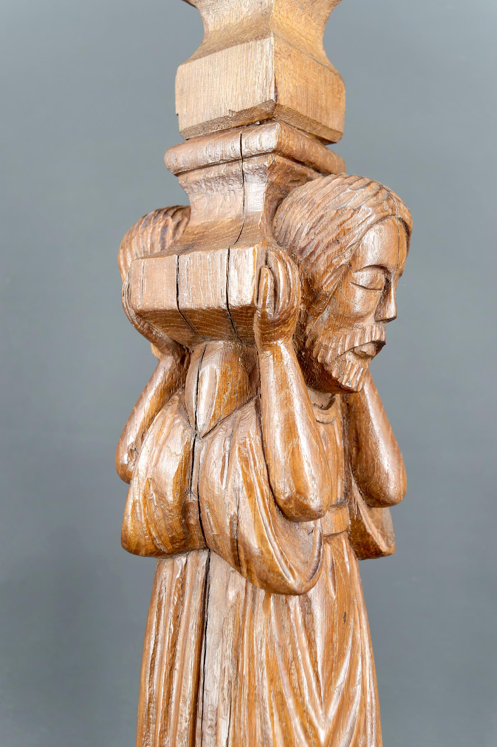 Lampada a pilastro in stile gotico-revival in Oak intagliato, Bearers / Atlantes, Francia in vendita 2