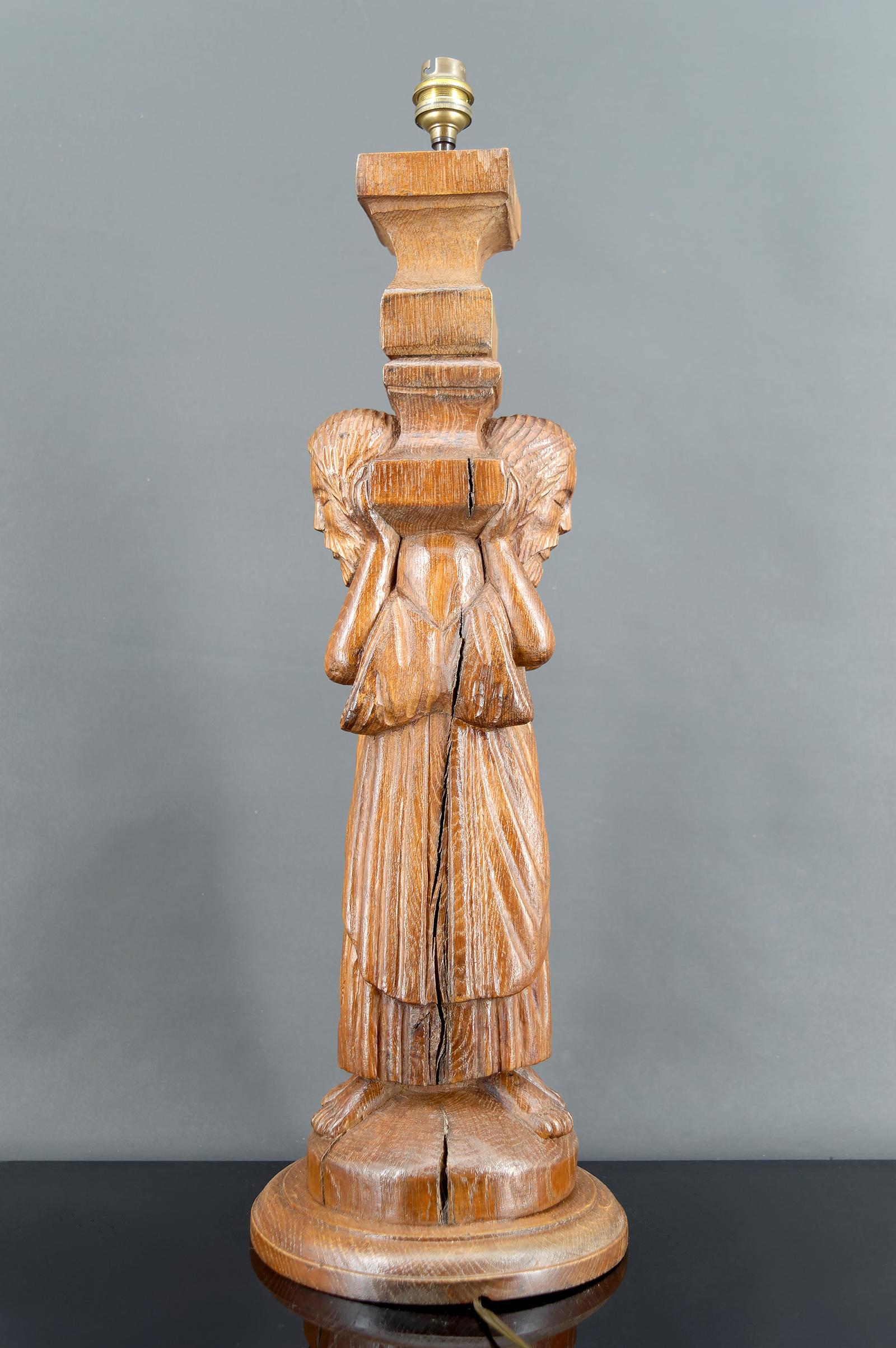 Impressionante lampada a pilastro in Oak intagliato - Bearers / Atlantes
Francia, 20° secolo - Stile neogotico

Una maestosa lampada a pilastro in legno massiccio di quercia finemente intagliato, con figure maschili stilizzate a forma di atlantes