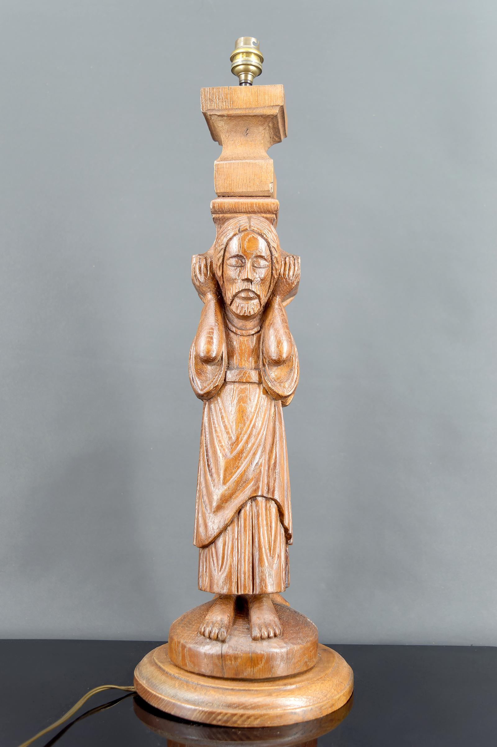 Francese Lampada a pilastro in stile gotico-revival in Oak intagliato, Bearers / Atlantes, Francia in vendita