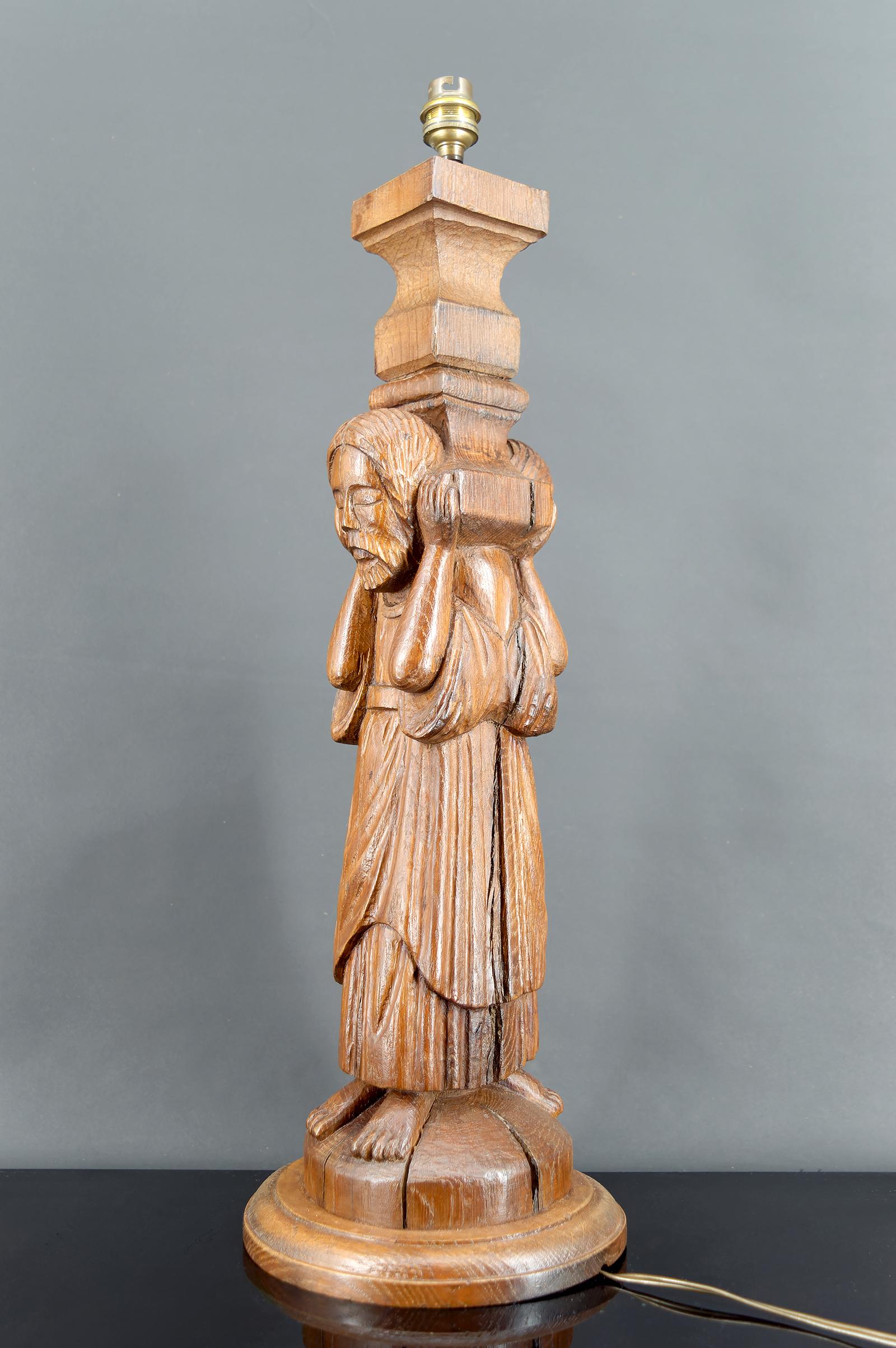 Intagliato Lampada a pilastro in stile gotico-revival in Oak intagliato, Bearers / Atlantes, Francia in vendita