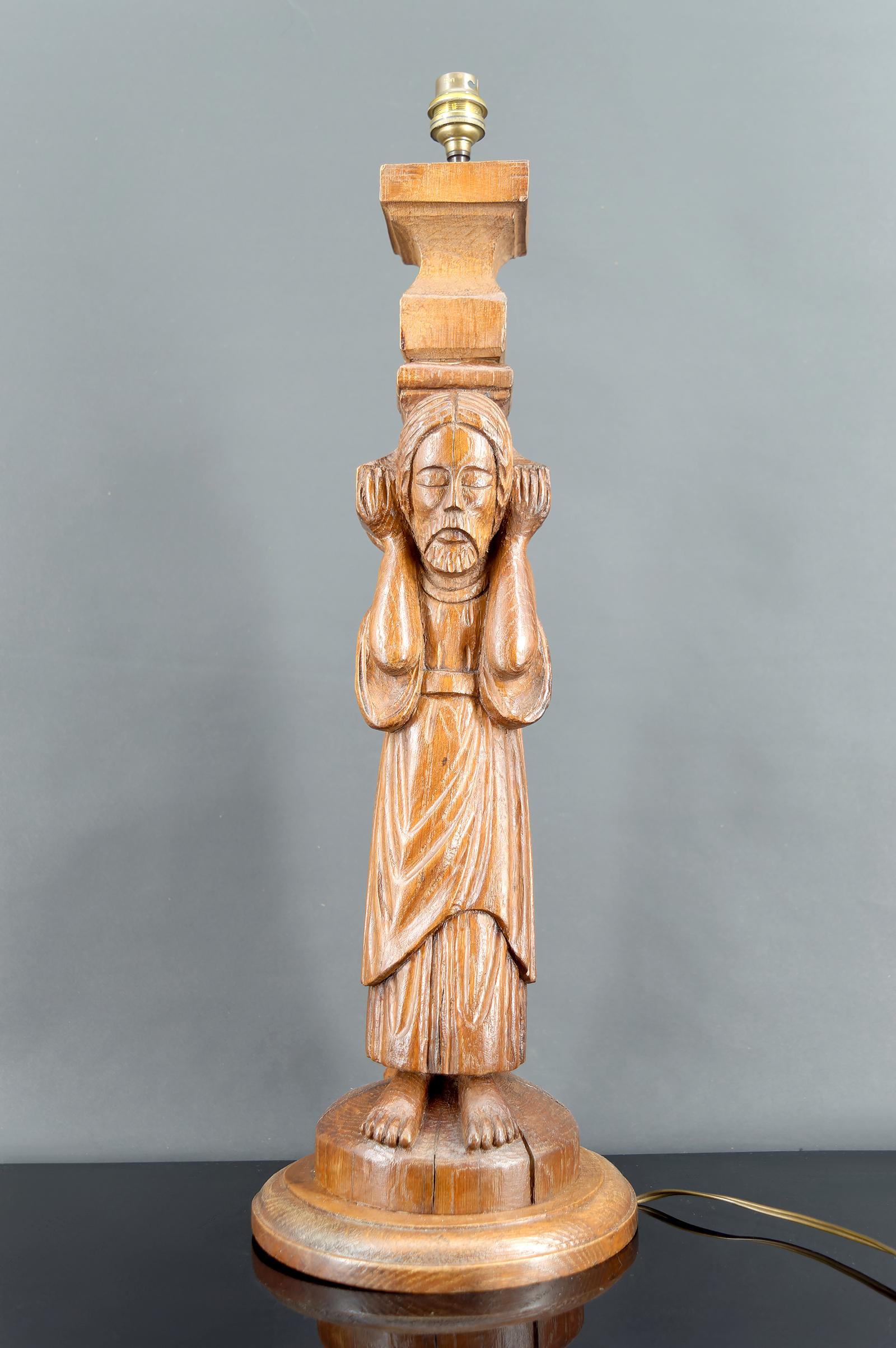 Lampada a pilastro in stile gotico-revival in Oak intagliato, Bearers / Atlantes, Francia In condizioni buone in vendita a VÉZELAY, FR
