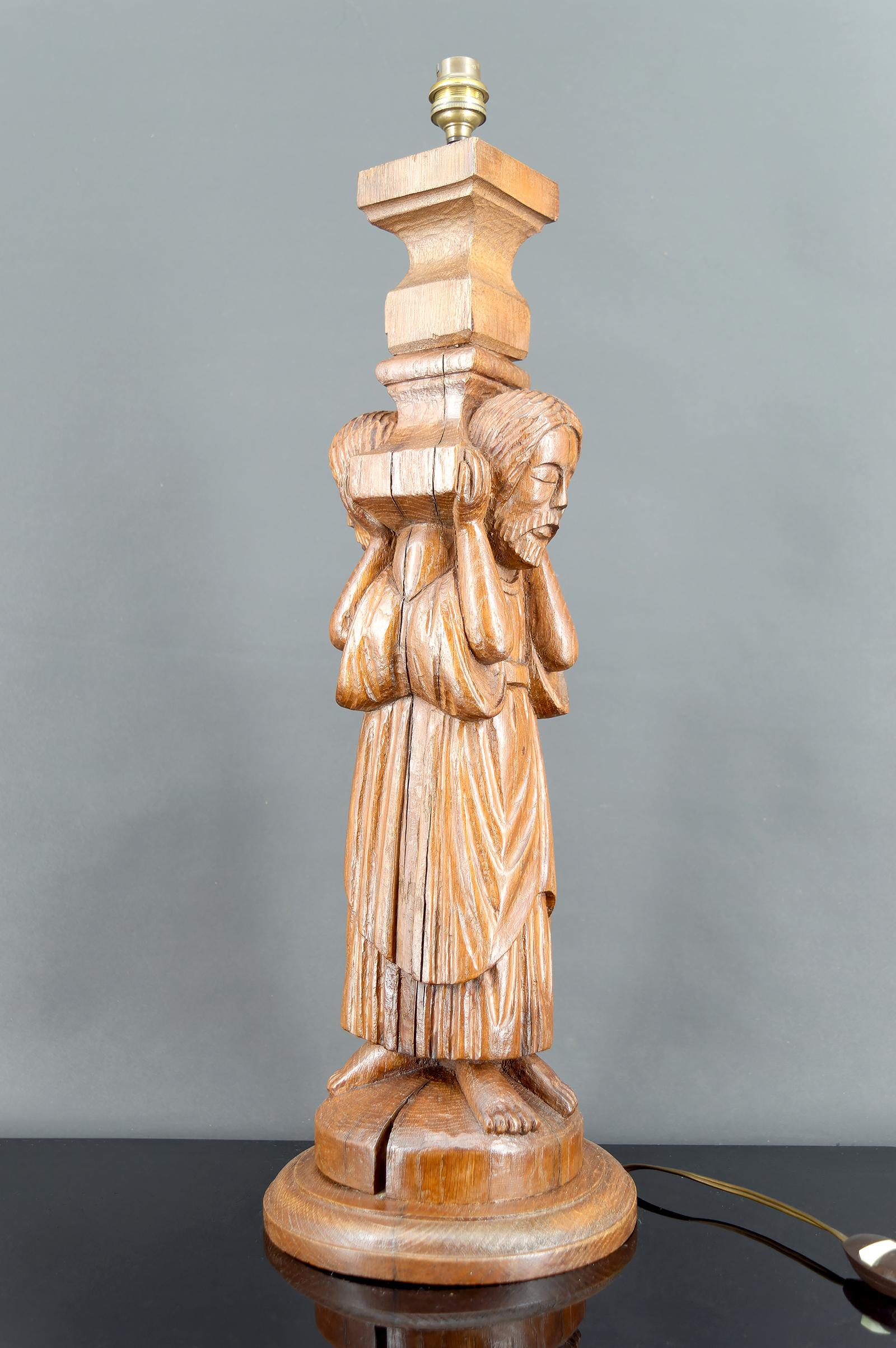 XX secolo Lampada a pilastro in stile gotico-revival in Oak intagliato, Bearers / Atlantes, Francia in vendita