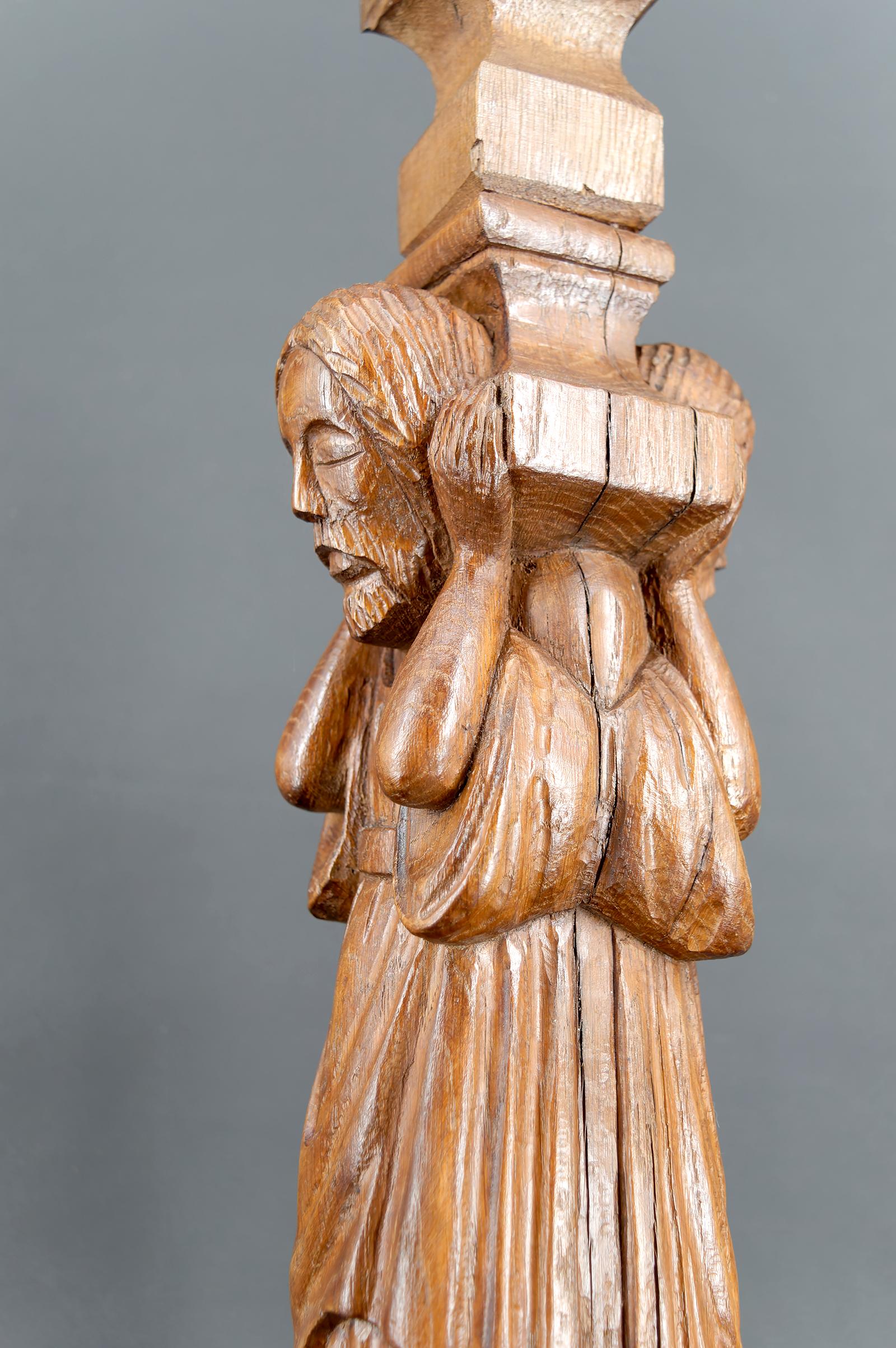 Legno Lampada a pilastro in stile gotico-revival in Oak intagliato, Bearers / Atlantes, Francia in vendita