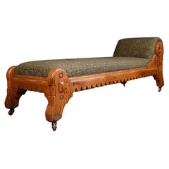 Chaise longue en pitch-pine de style néo-gothique