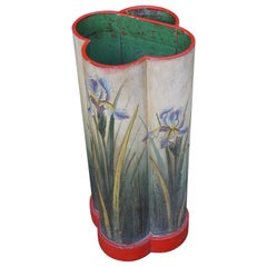 Portaombrelli e bastoni in stile gotico rinascimentale con design a trifoglio. Iris dipinti a mano