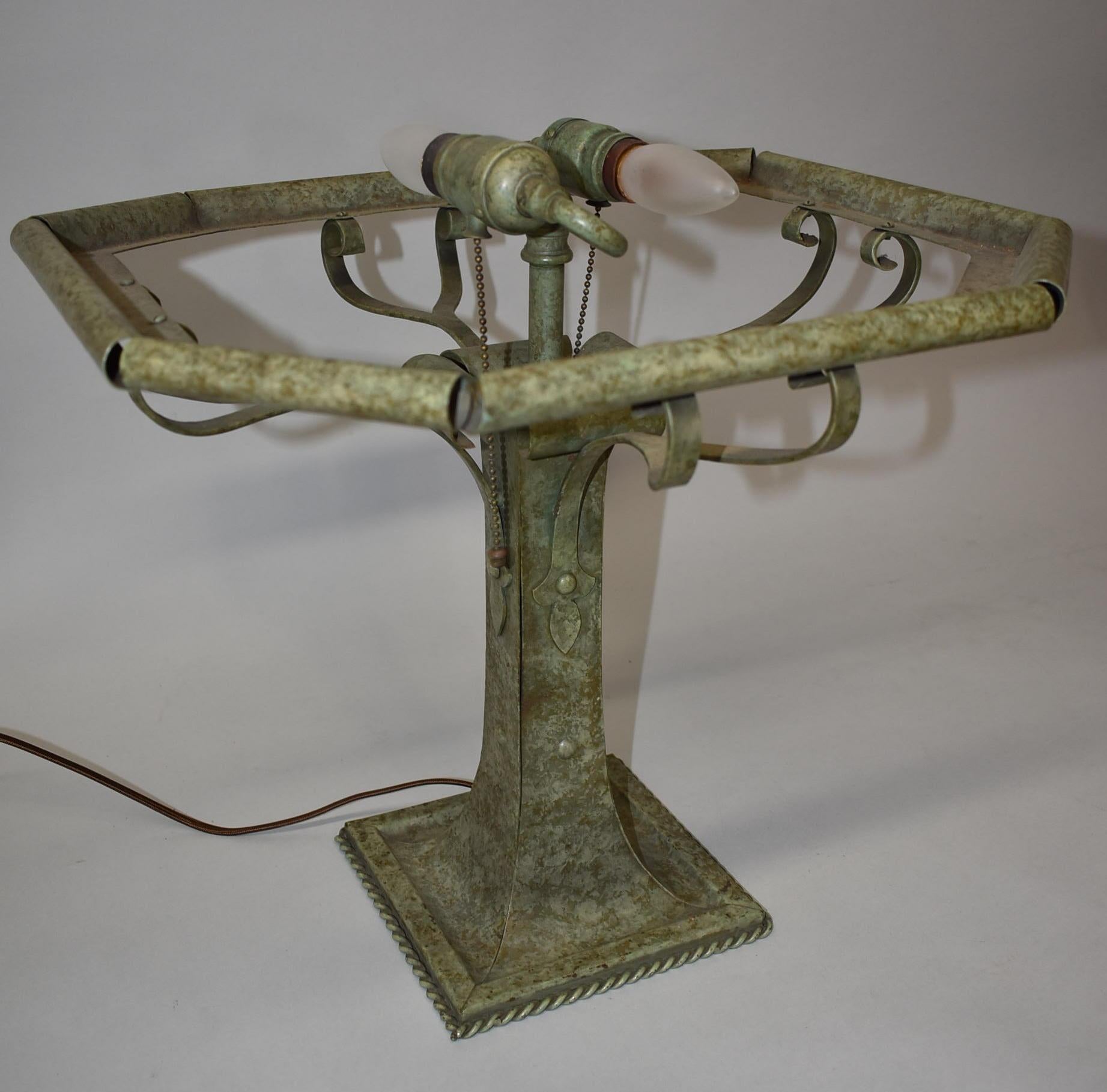 Early 20th Century Gothic Revival Slag Glass Panel Table Lamp by Bradley Hubbard Hubbell Sockets For Sale