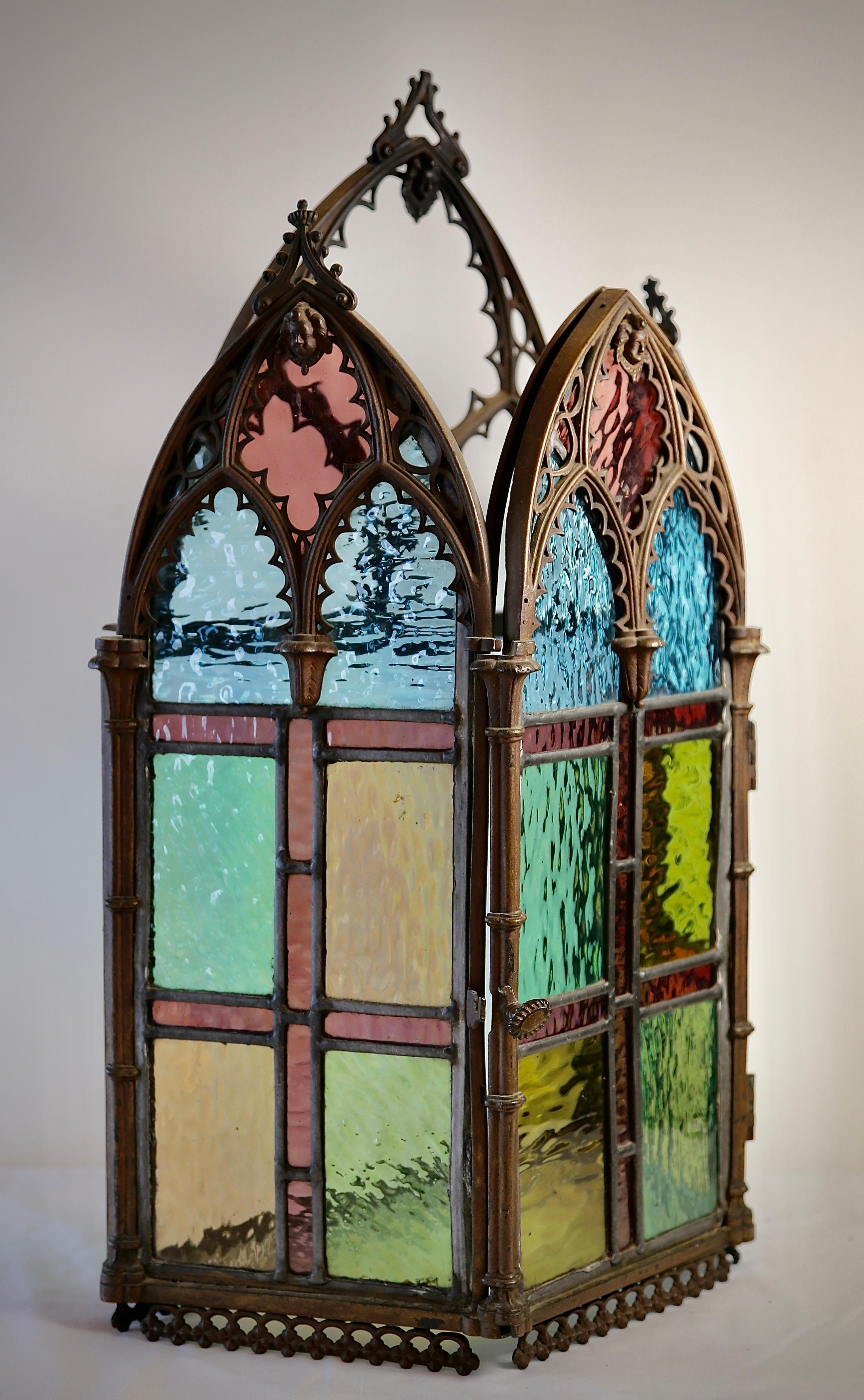 Sehr schöne Wandkonsole/Schrank im gotischen Revival-Stil mit Original-Glasmalerei und feinen Bronzedetails - Puttengesichter, Tür mit detailliertem Schloss, Säulenmotiven und Rundbögen. Geschätztes Alter: 1880 - 1890. Der Innenboden ist aus