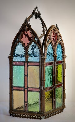 Architektonischer Wandschrank aus Buntglas im gotischen Revival-Stil, 1880, mit Bronzedetails