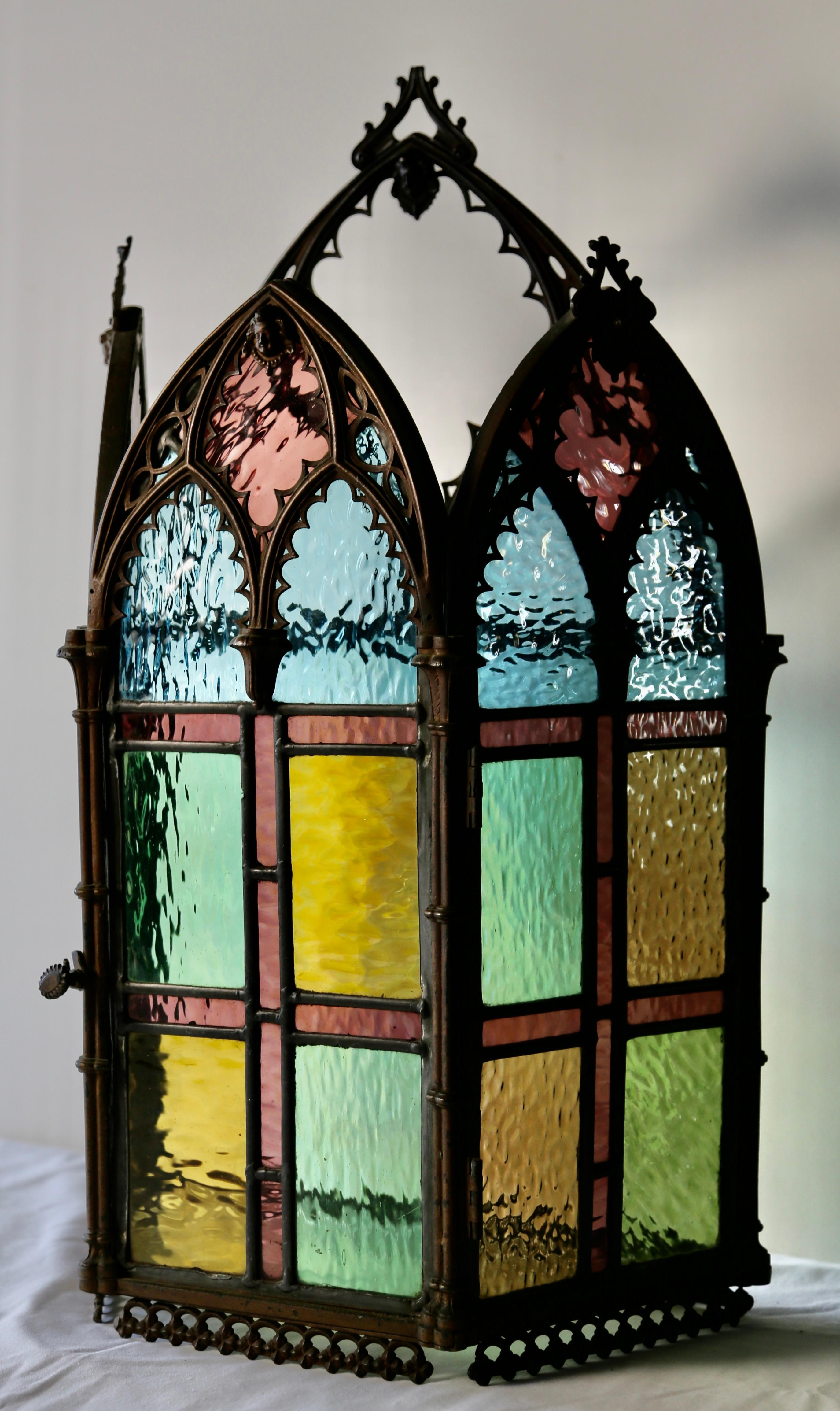 Architektonischer Wandschrank aus Buntglas im gotischen Revival-Stil, 1880, mit Bronzedetails (Neugotik) im Angebot