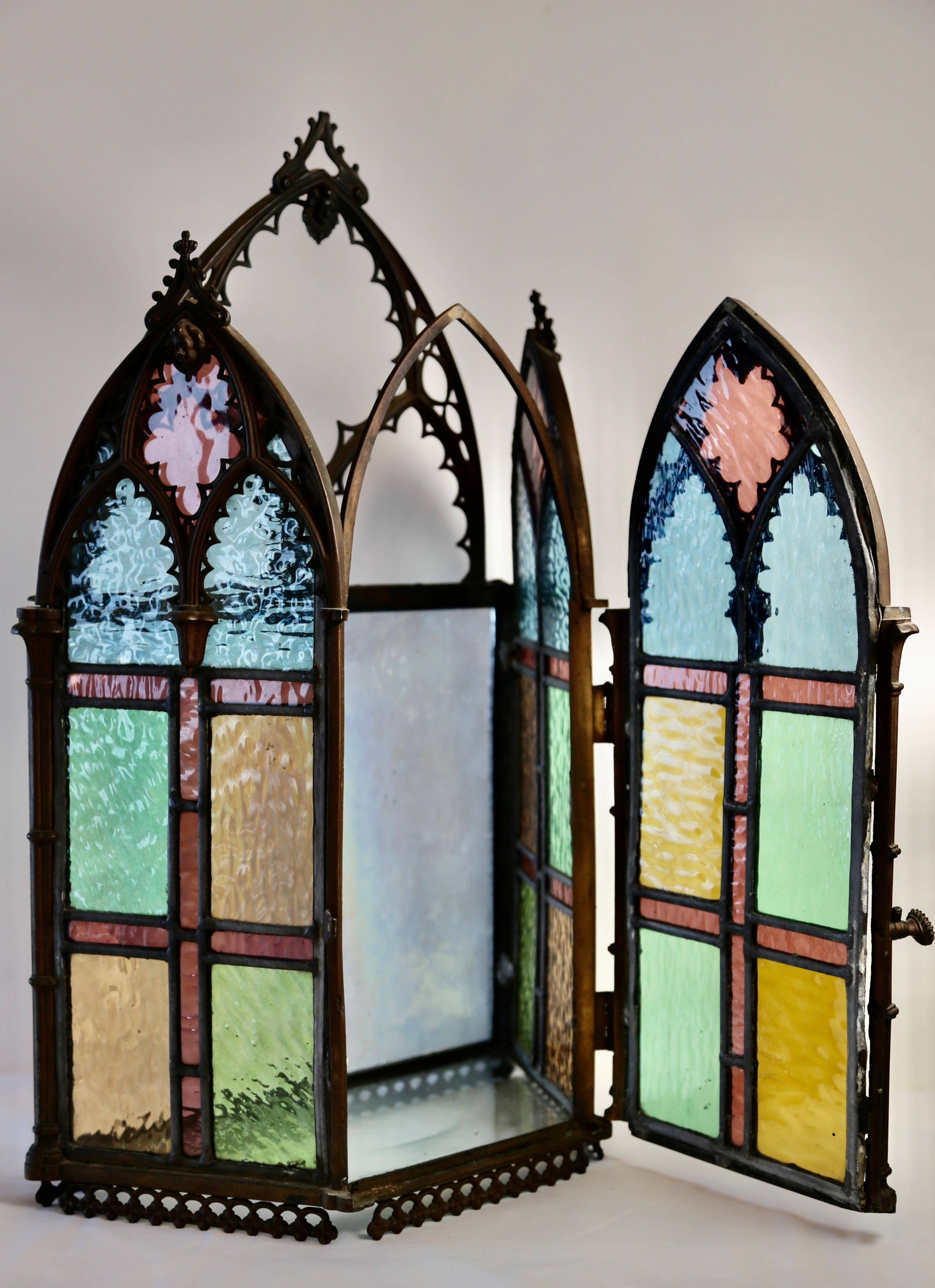 Architektonischer Wandschrank aus Buntglas im gotischen Revival-Stil, 1880, mit Bronzedetails (amerikanisch) im Angebot