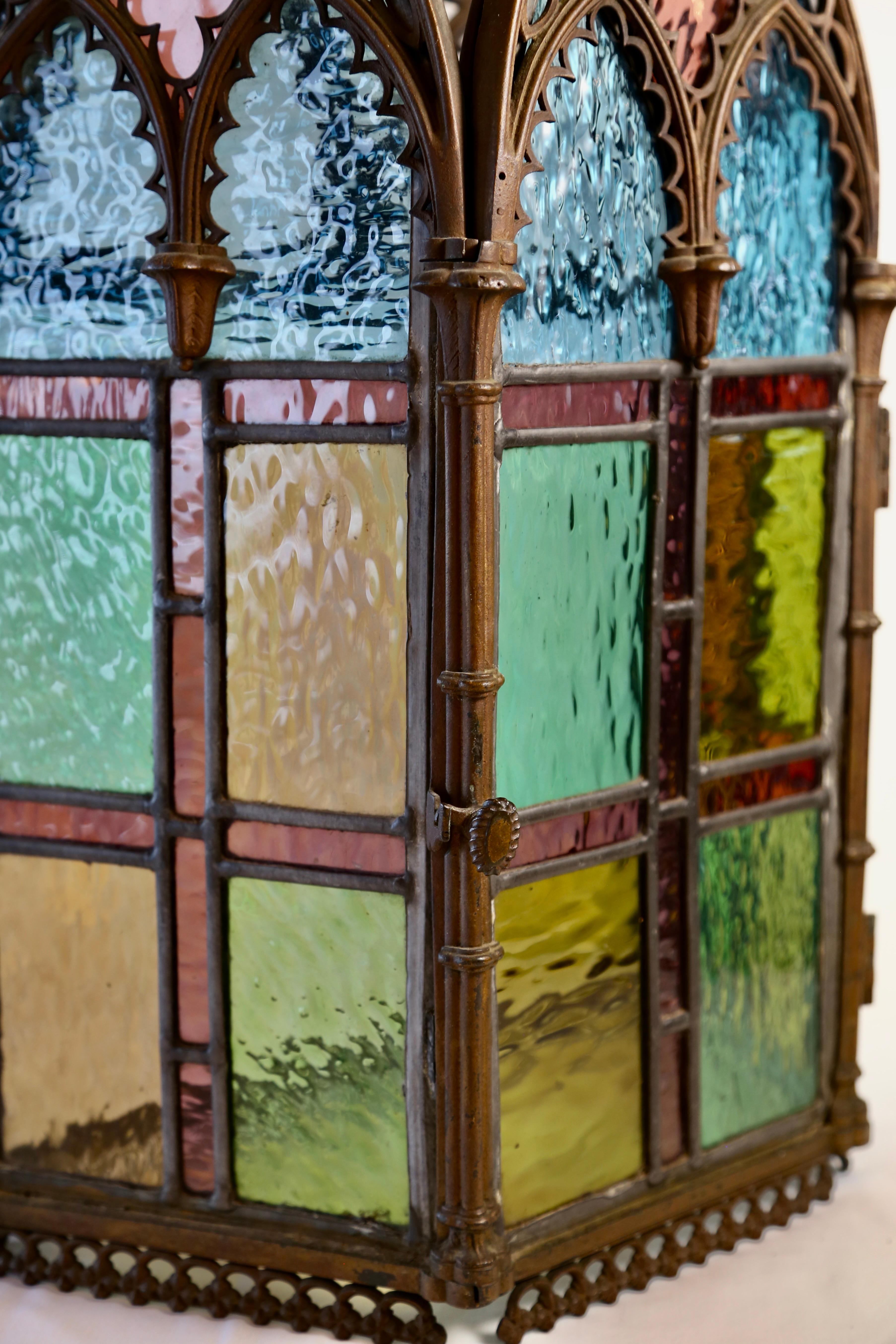 Architektonischer Wandschrank aus Buntglas im gotischen Revival-Stil, 1880, mit Bronzedetails im Zustand „Gut“ im Angebot in Glenford, NY