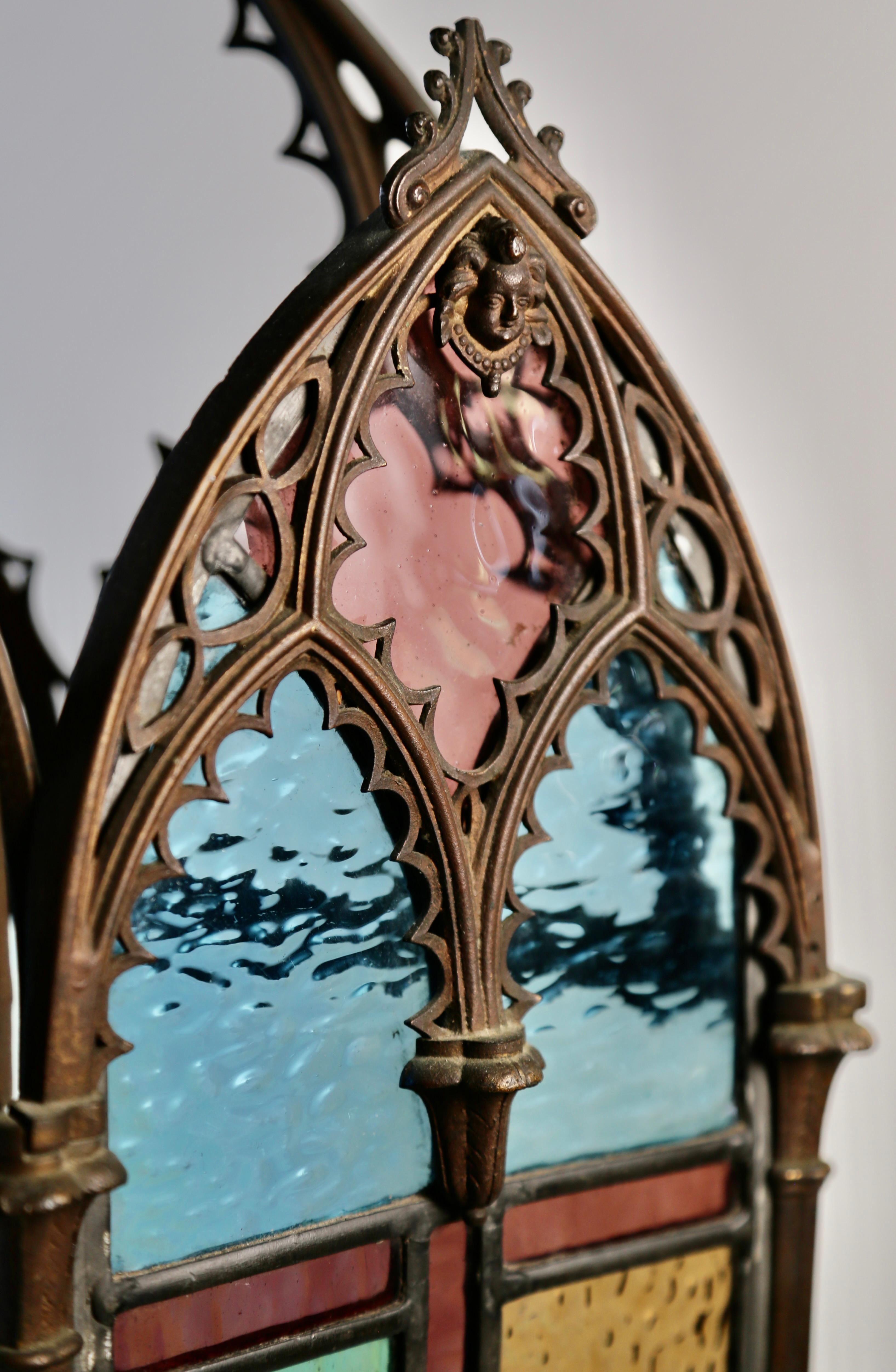 Architektonischer Wandschrank aus Buntglas im gotischen Revival-Stil, 1880, mit Bronzedetails im Angebot 1