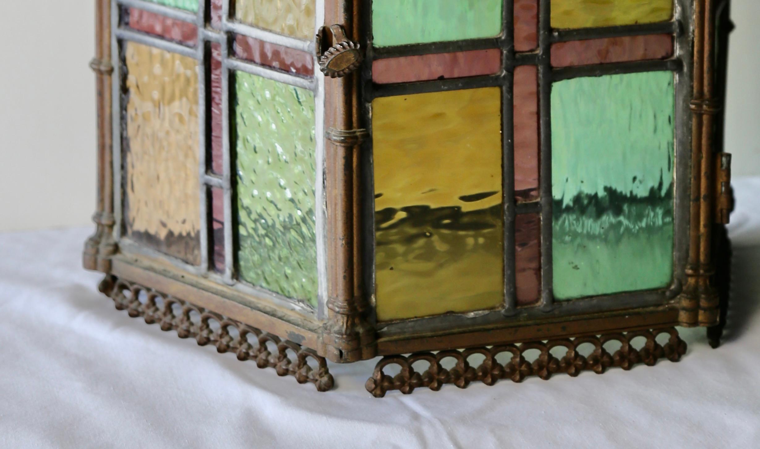 Architektonischer Wandschrank aus Buntglas im gotischen Revival-Stil, 1880, mit Bronzedetails im Angebot 2