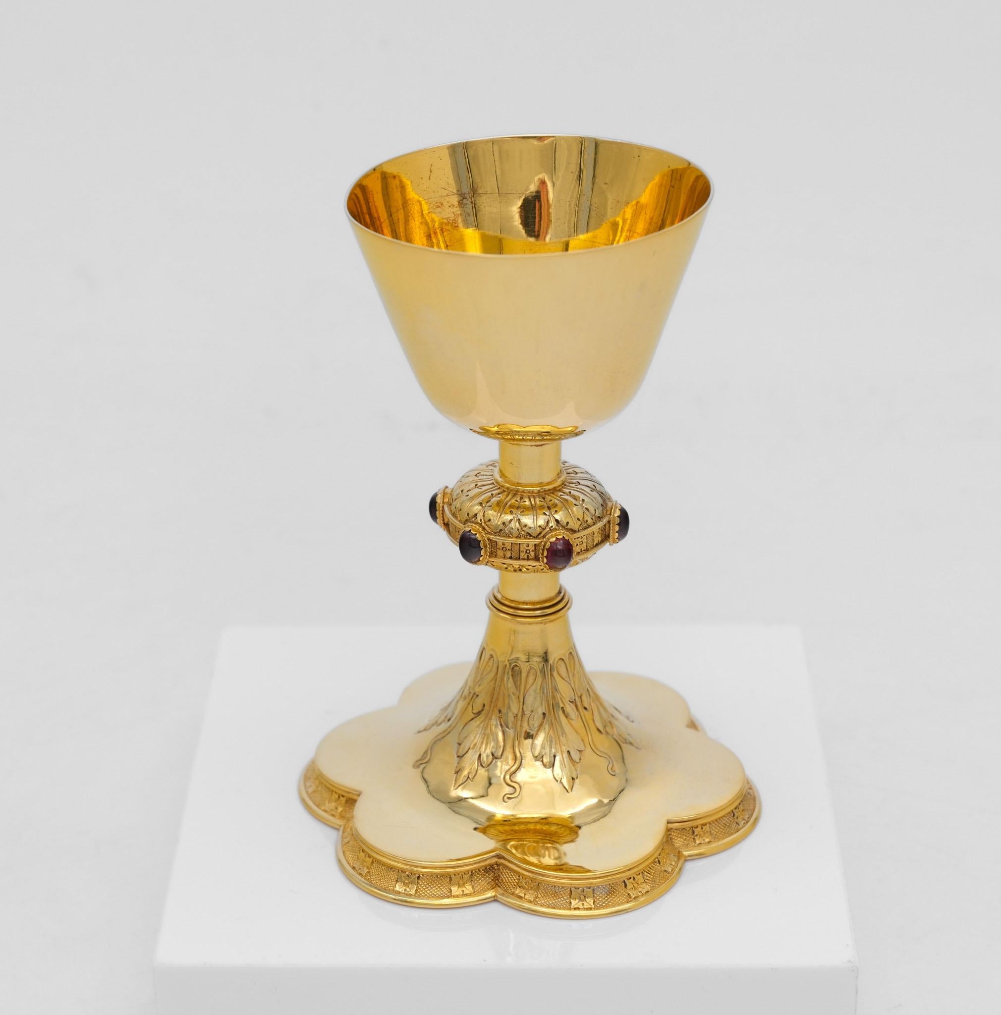 Cáliz gótico de plata de ley dorada y engastado con piedras de Carl Krall Londres en venta 4