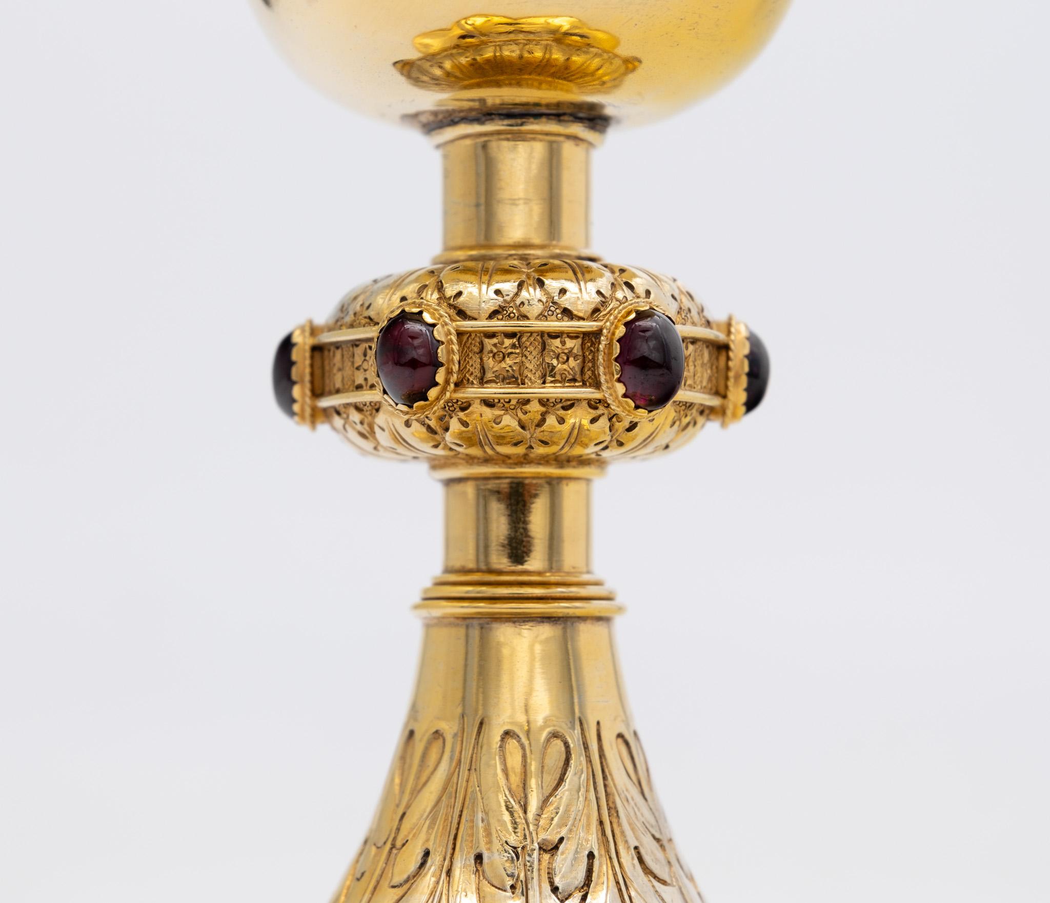 Cáliz gótico de plata de ley dorada y engastado con piedras de Carl Krall Londres en venta 1