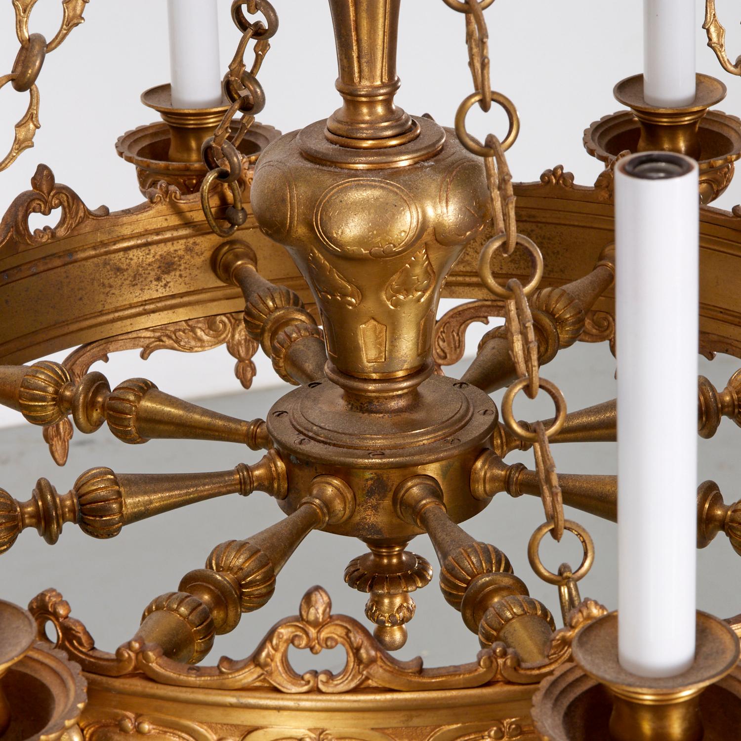 Neogotico Lampadario a otto luci in ottone in stile Gothic Revival con prese per lampadine a candela in vendita