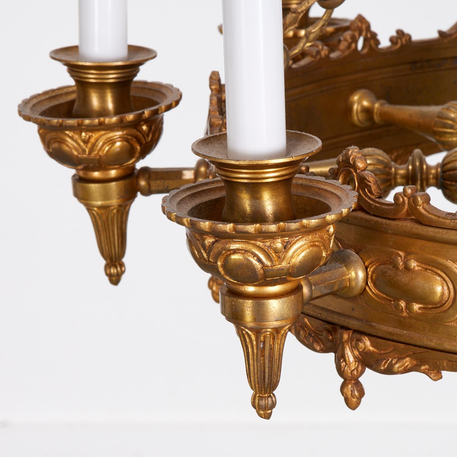 Calco Lampadario a otto luci in ottone in stile Gothic Revival con prese per lampadine a candela in vendita