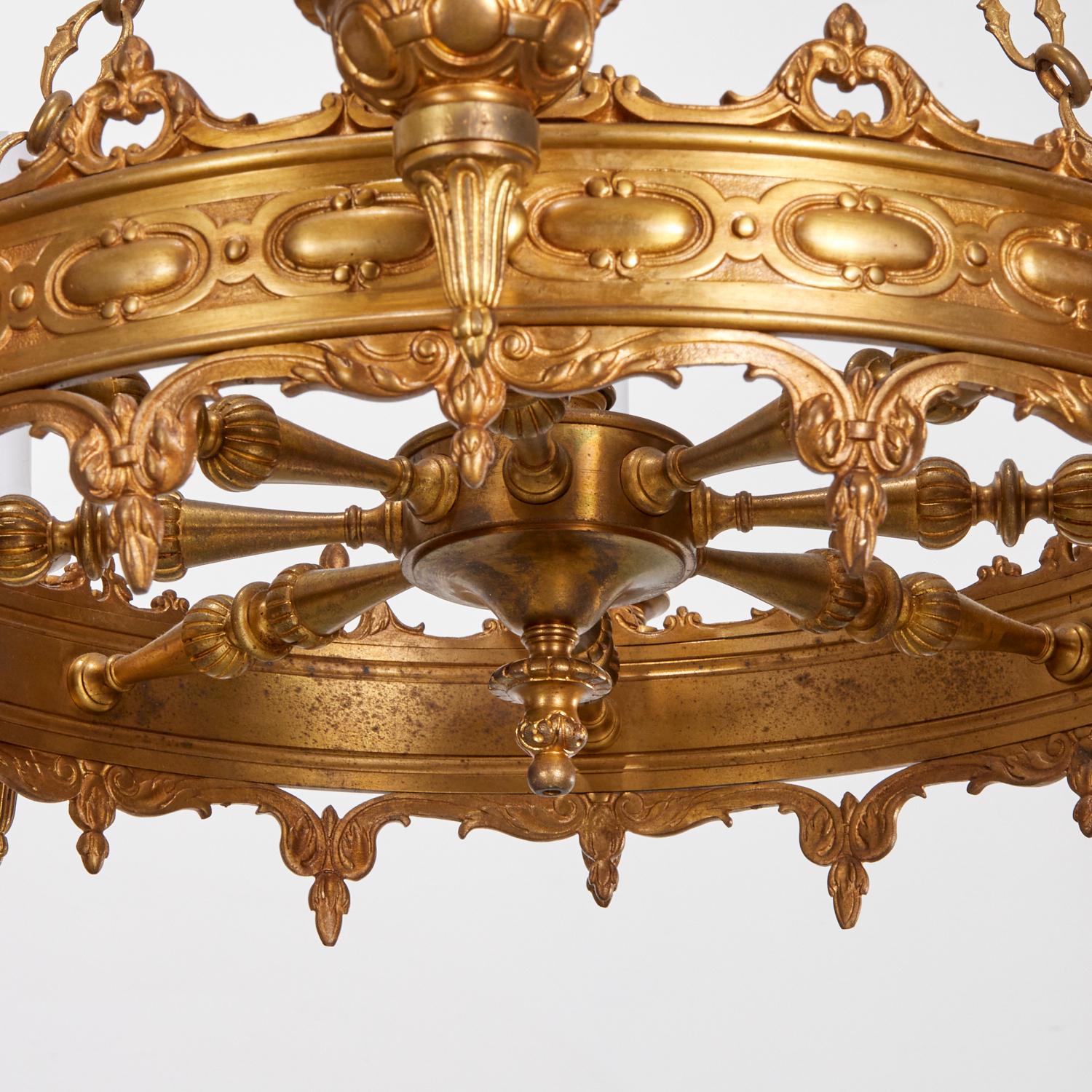 Lampadario a otto luci in ottone in stile Gothic Revival con prese per lampadine a candela In condizioni buone in vendita a Morristown, NJ