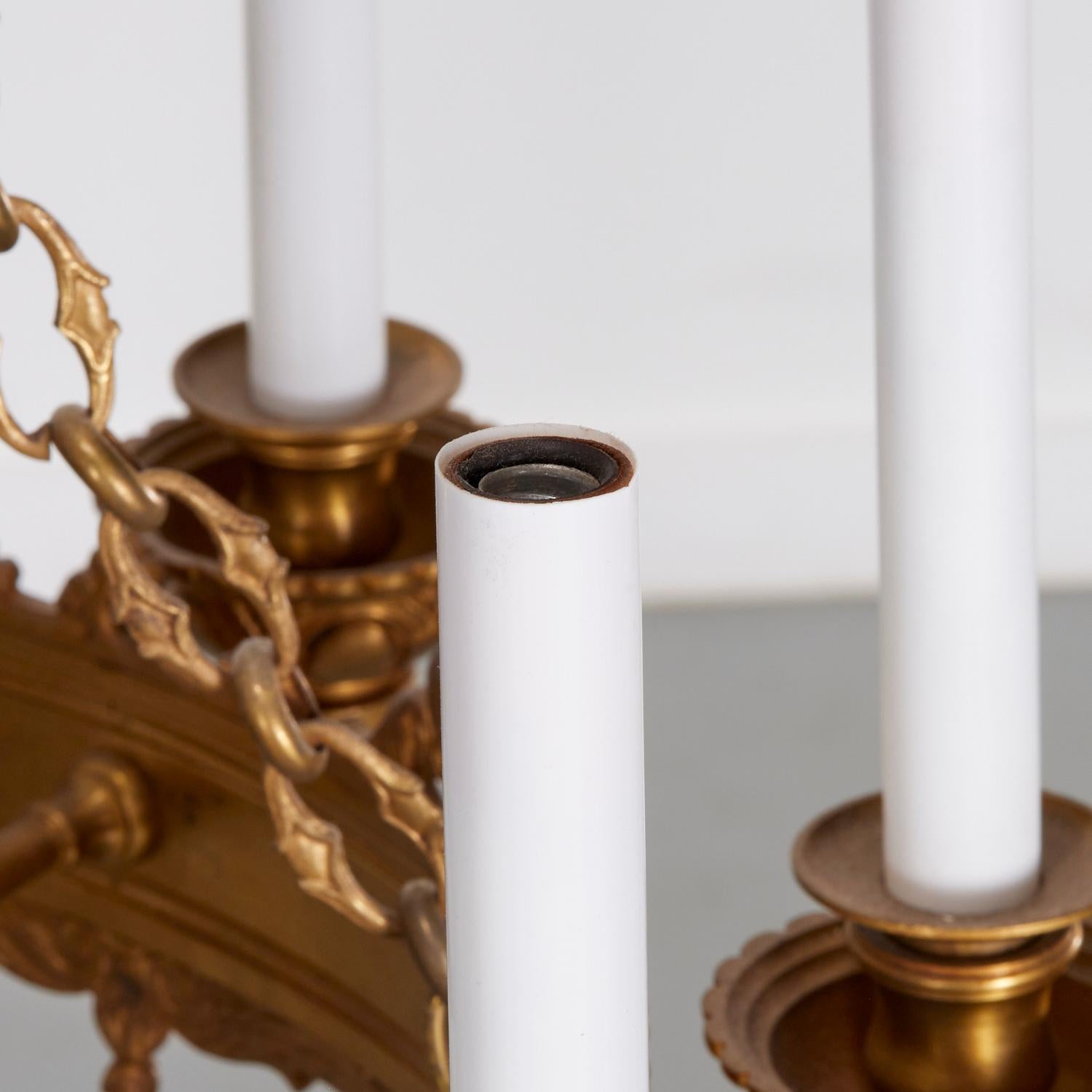 Metà XX secolo Lampadario a otto luci in ottone in stile Gothic Revival con prese per lampadine a candela in vendita