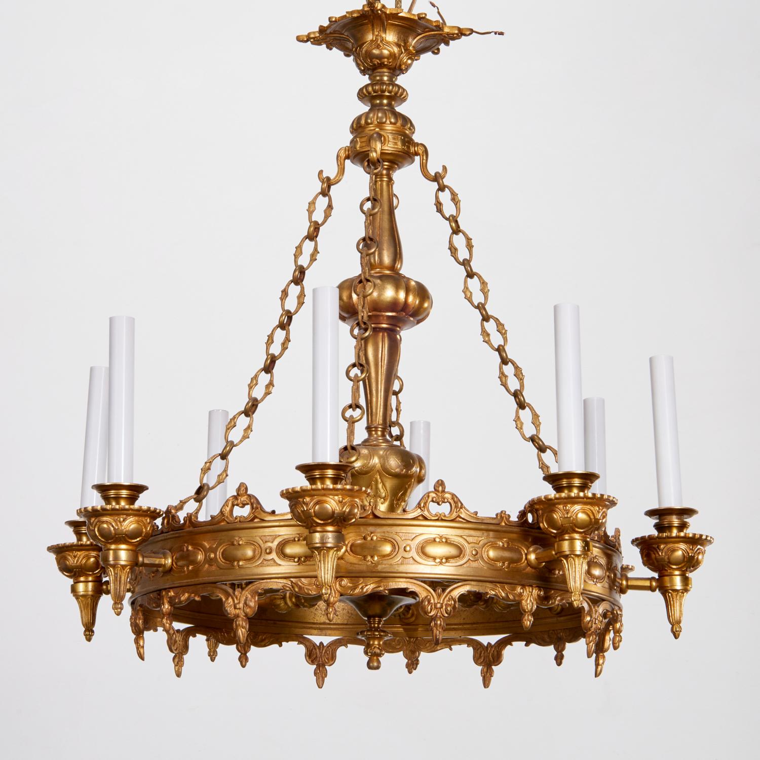 Metallo Lampadario a otto luci in ottone in stile Gothic Revival con prese per lampadine a candela in vendita