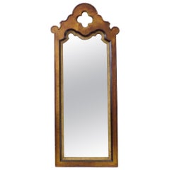 Specchio in legno intagliato e dorato in stile Gothic Revival