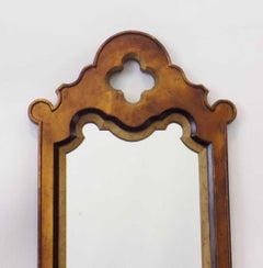Specchio in legno intagliato e dorato in stile Gothic Revival
