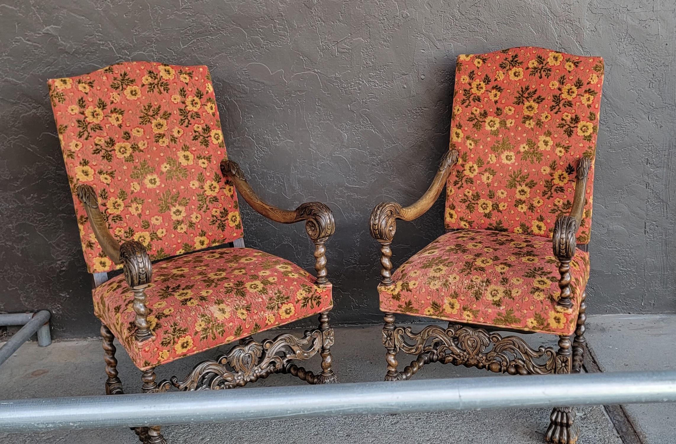 Paire de fauteuils néo-gothiques des années 1920. On parle également de style jacobéen, de style néo-espagnol et de style néo-Renaissance. Sculpture très détaillée avec pied en griffe et torsion d'orge. Surdimensionné, il mesure 47,75