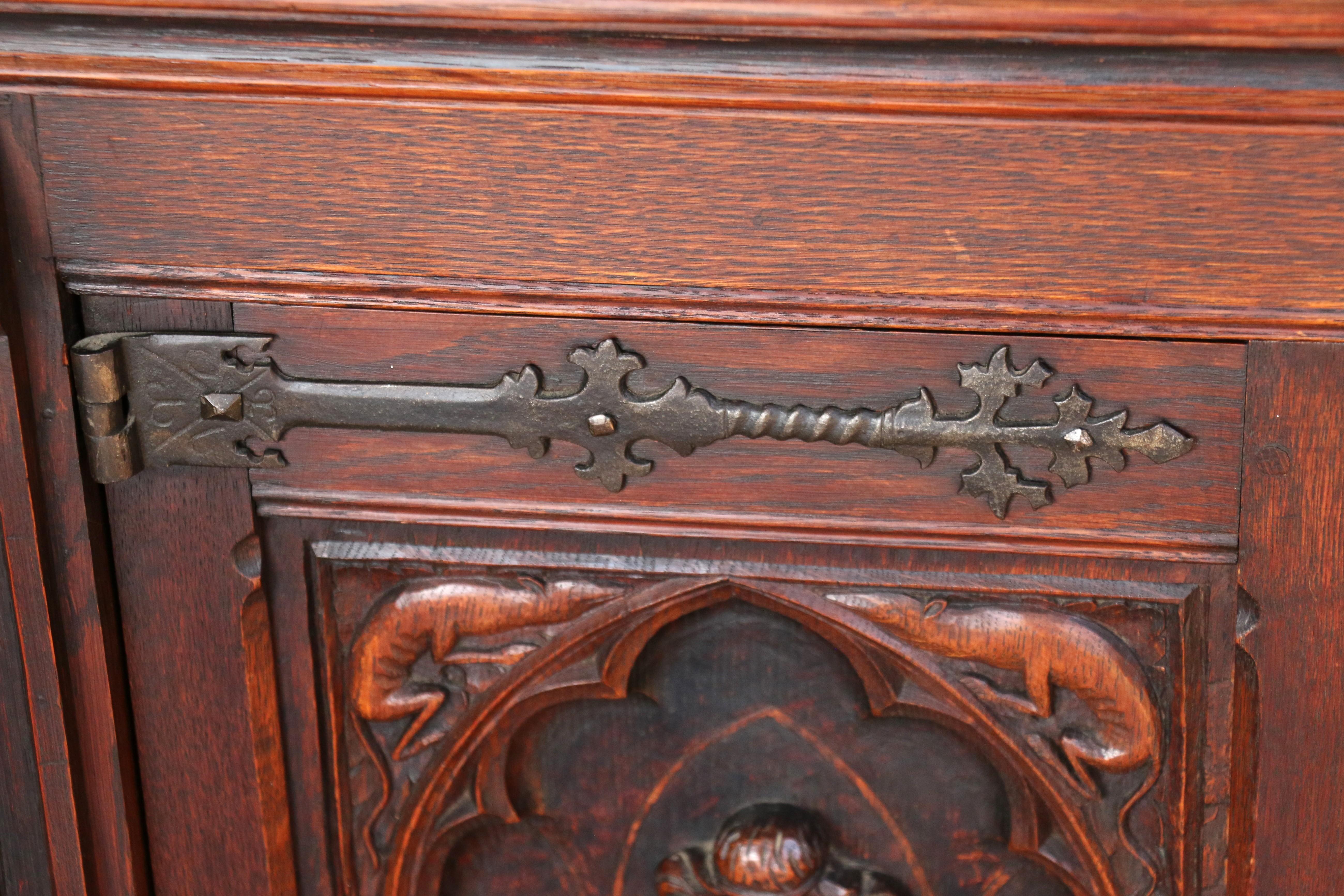 Gotisch-revivalistischer zweiteiliger Jagdschrank im Angebot 3