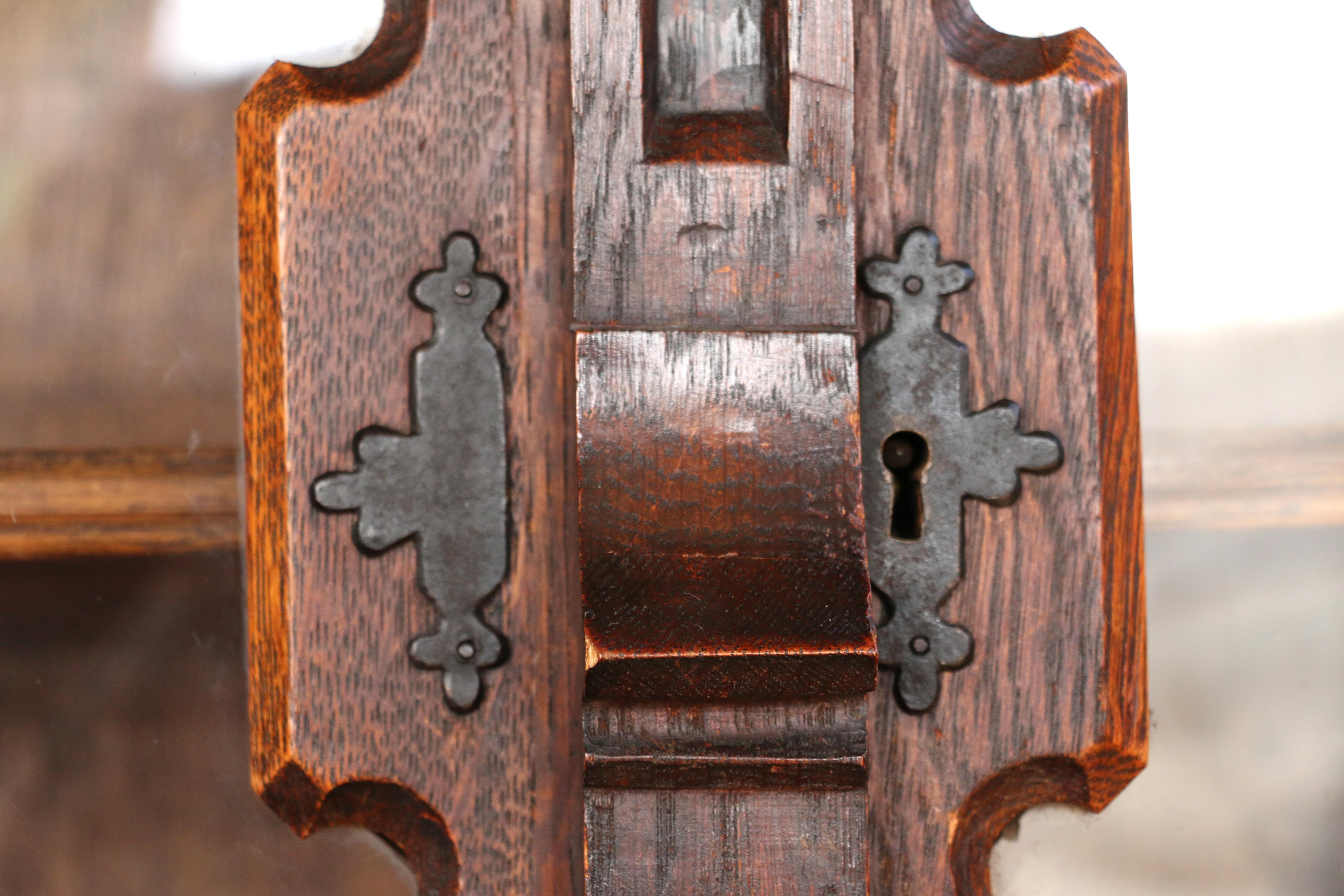 Gotisch-revivalistischer zweiteiliger Jagdschrank im Angebot 4
