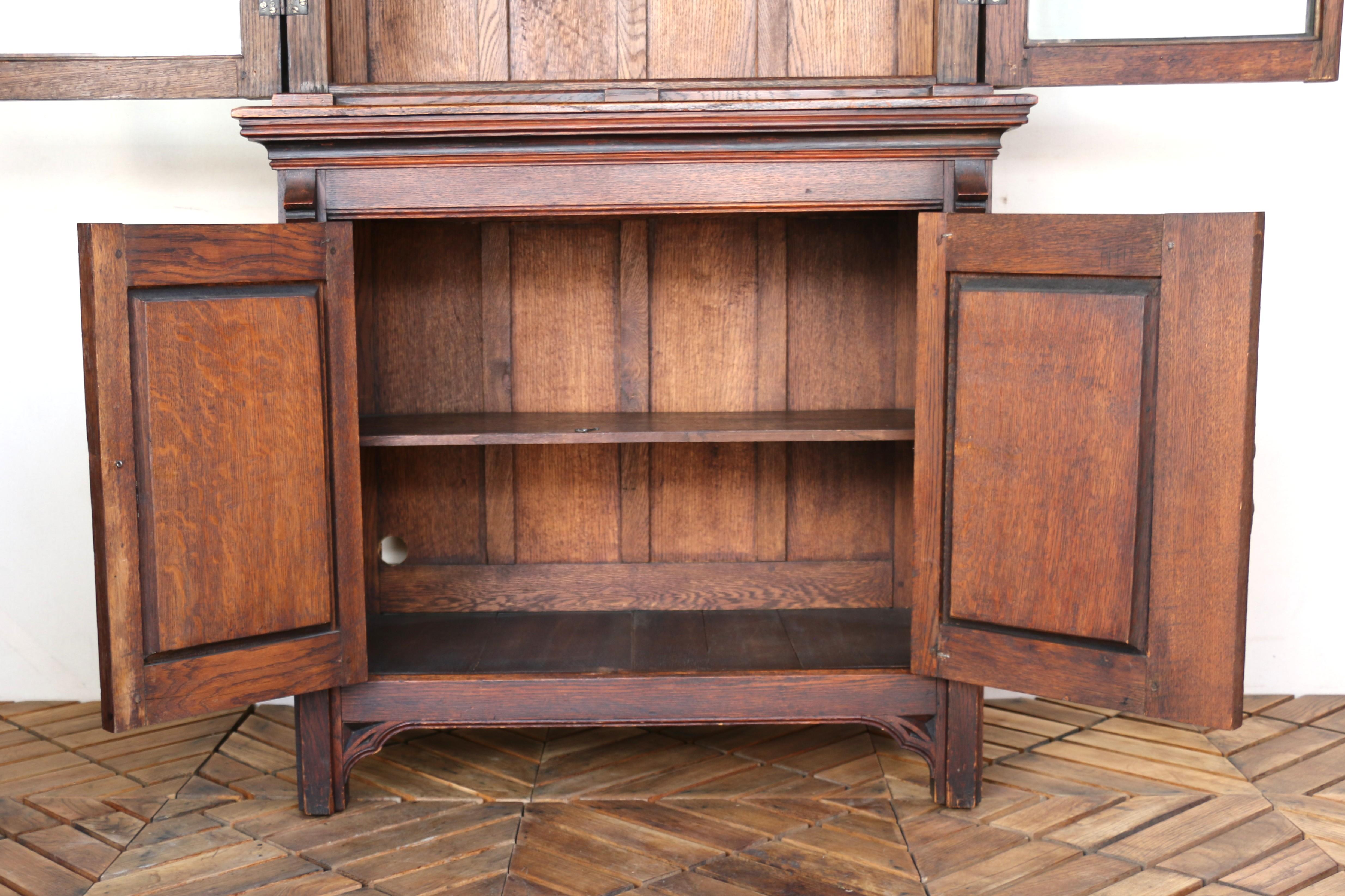 Gotisch-revivalistischer zweiteiliger Jagdschrank im Angebot 6