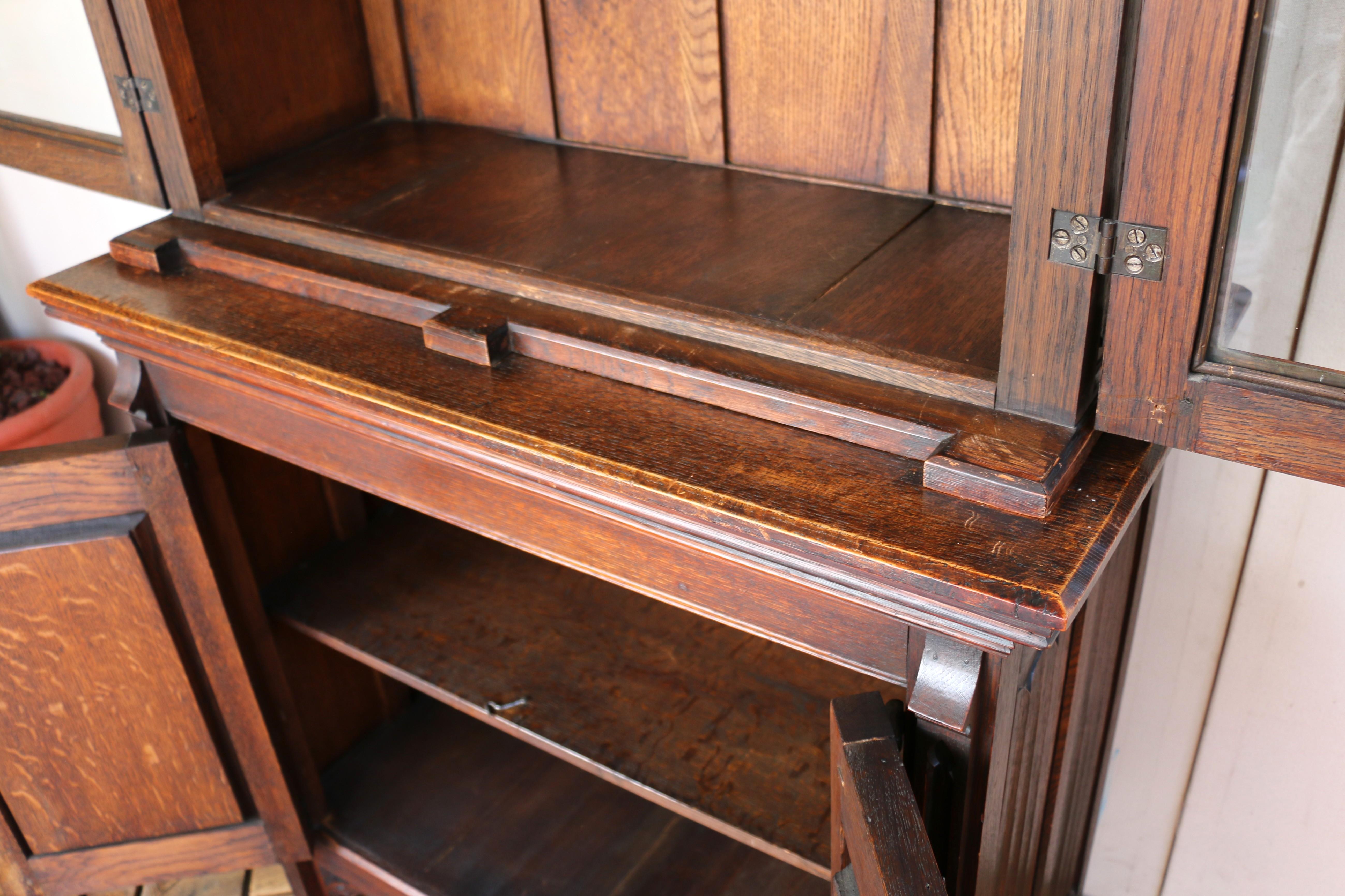 Gotisch-revivalistischer zweiteiliger Jagdschrank im Angebot 7