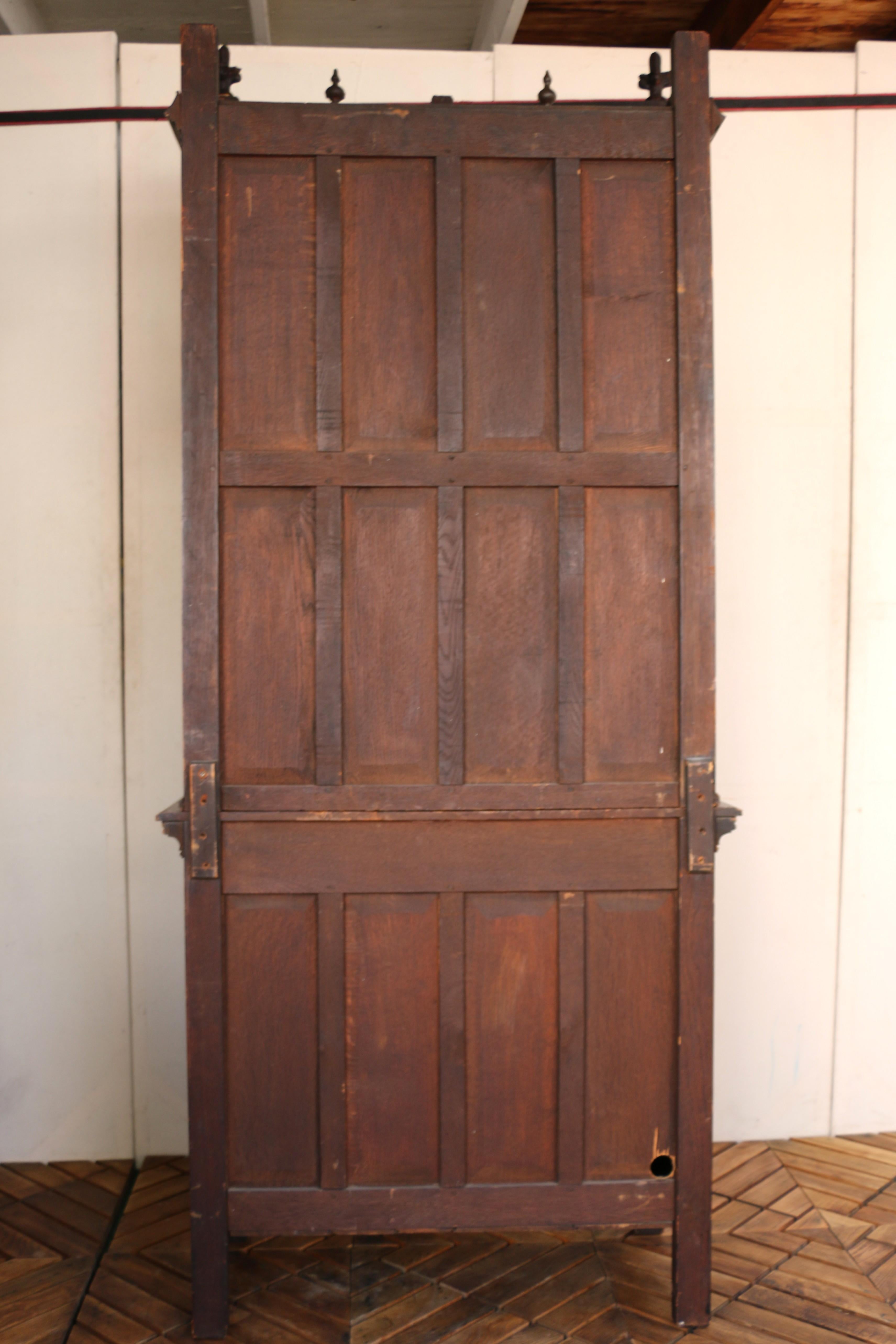 Gotisch-revivalistischer zweiteiliger Jagdschrank im Angebot 9