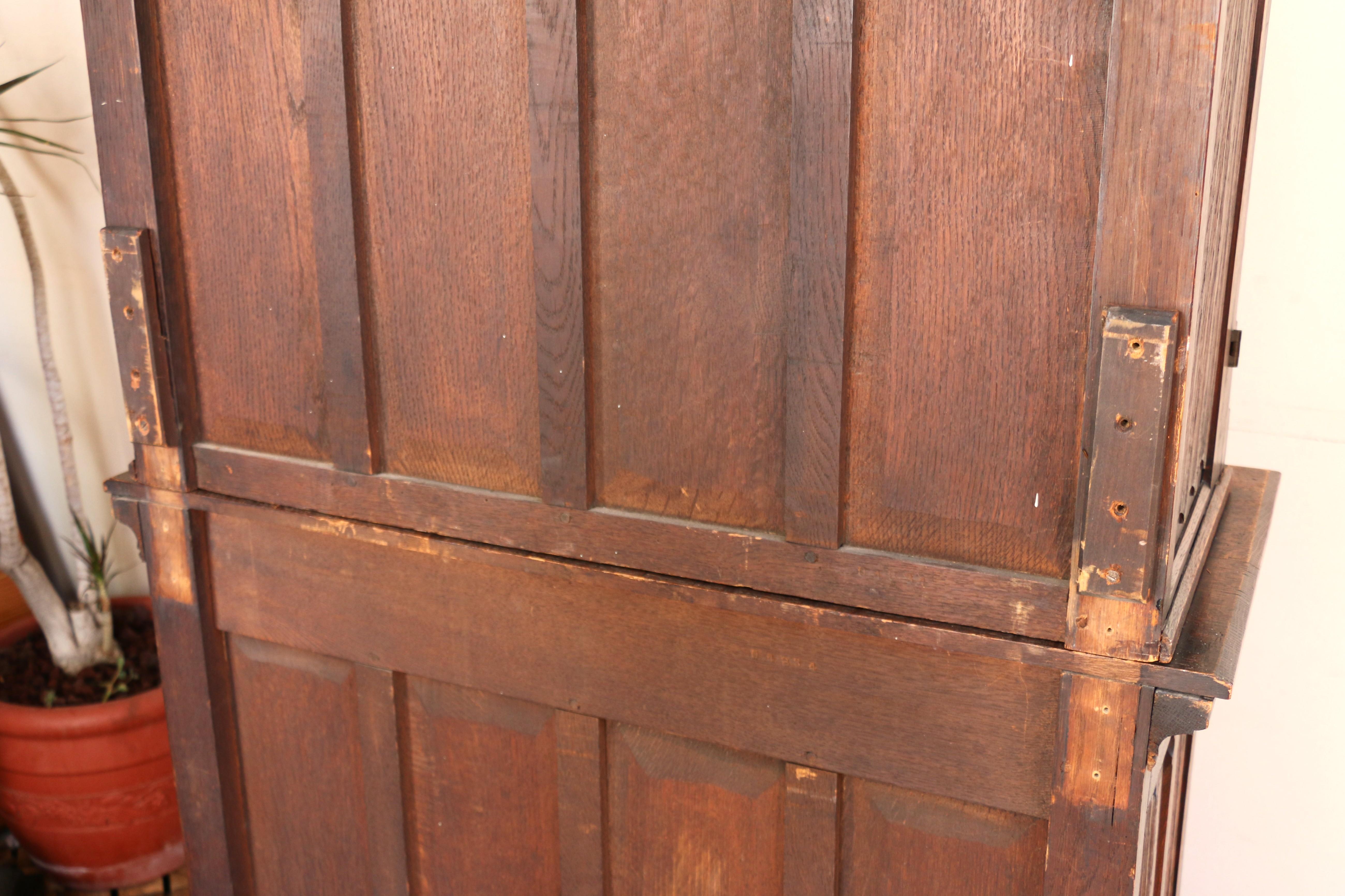 Gotisch-revivalistischer zweiteiliger Jagdschrank im Angebot 11