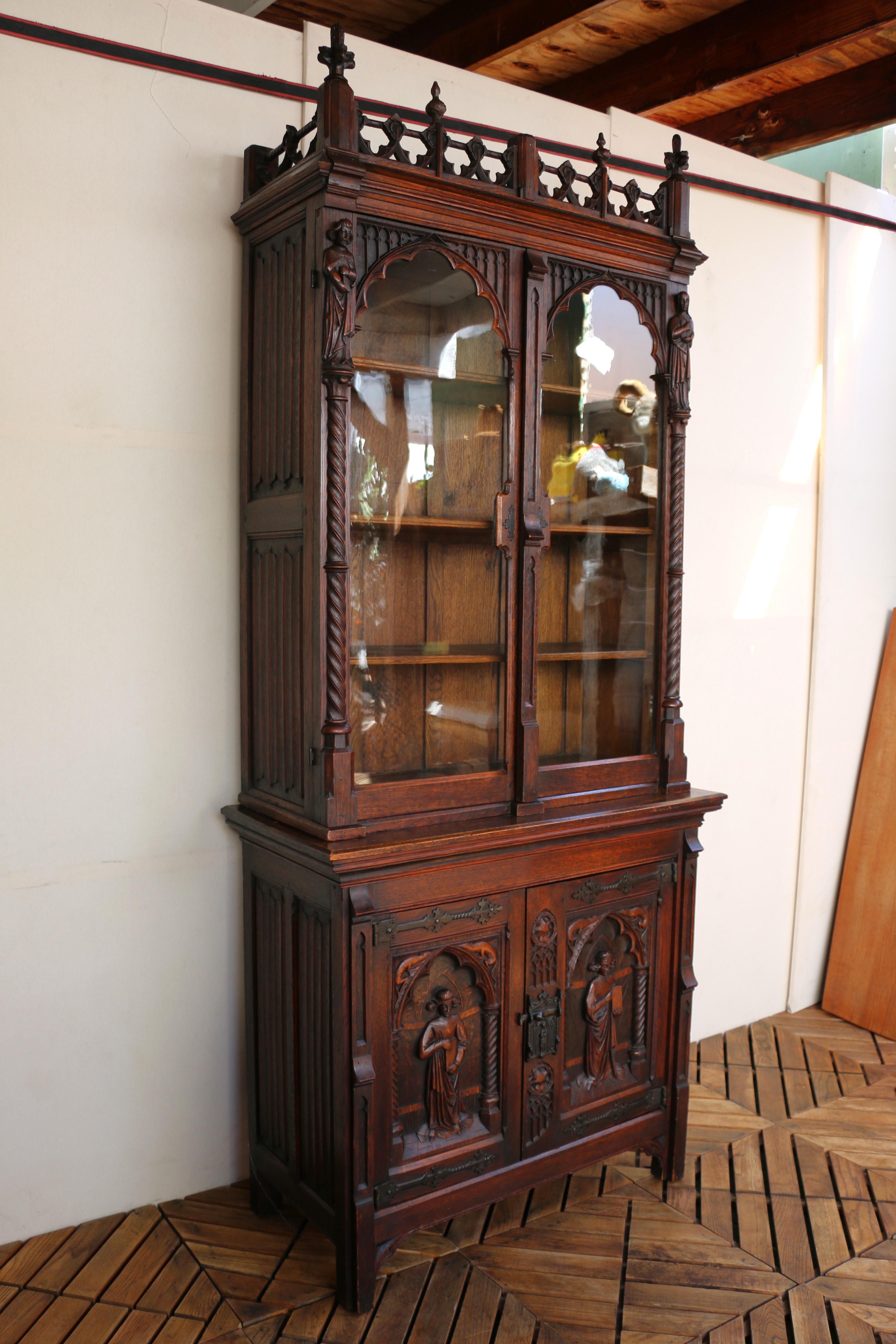 Gotisch-revivalistischer zweiteiliger Jagdschrank (Neugotik) im Angebot