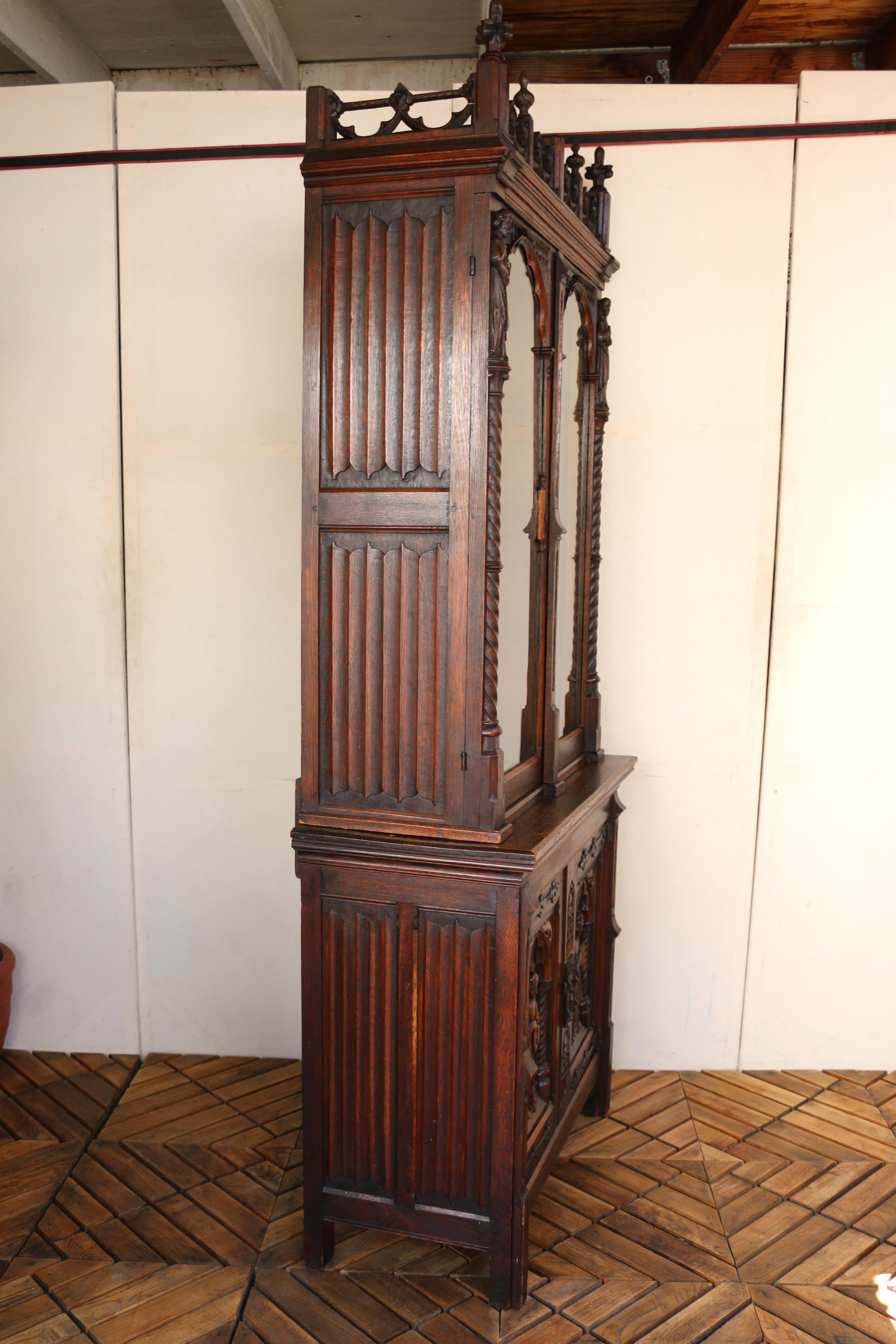 Gotisch-revivalistischer zweiteiliger Jagdschrank (Französisch) im Angebot