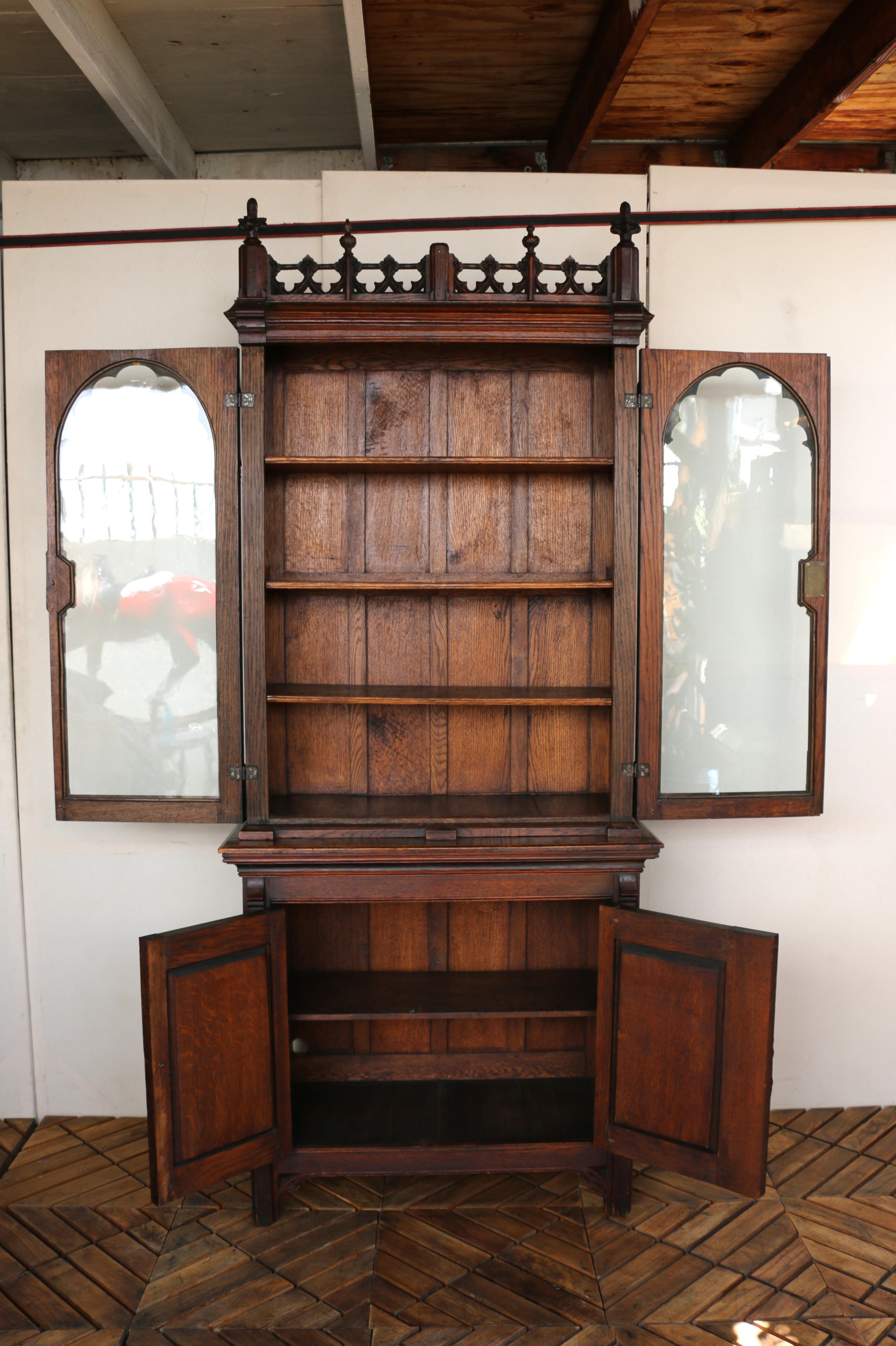 Gotisch-revivalistischer zweiteiliger Jagdschrank im Zustand „Gut“ im Angebot in North Hollywood, CA