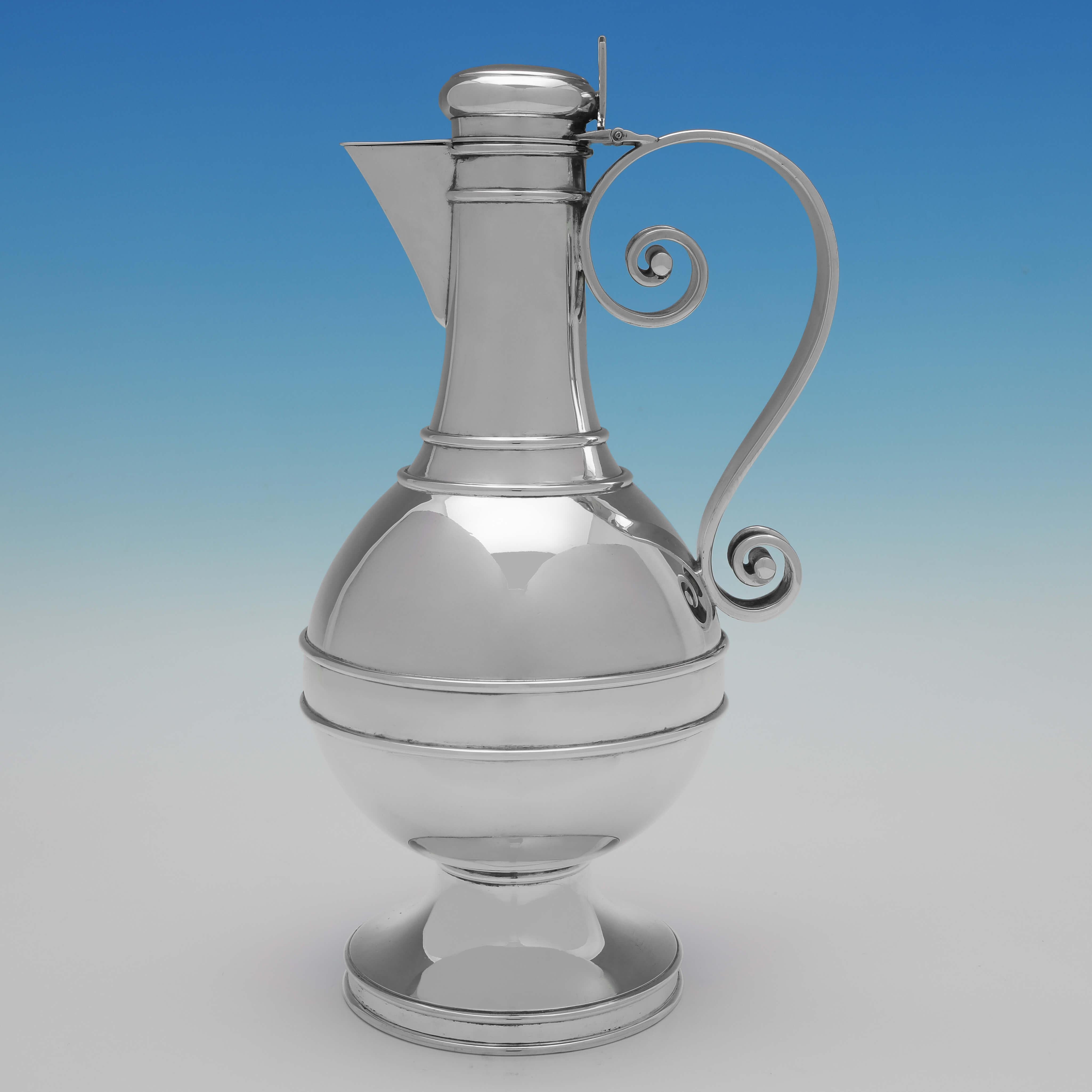 Poinçonné à Londres en 1877 par Samuel Smily, ce beau service de communion victorien en argent sterling ancien est de style néo-gothique. 

La gourde mesure 28 cm de haut, 16 cm de la poignée au bec, 12,5 cm de profondeur, et chaque gobelet mesure