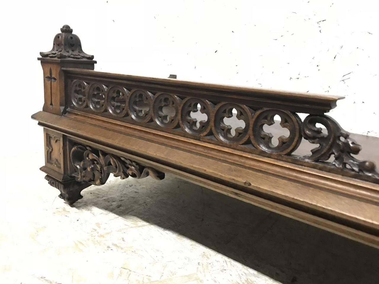 Gothic Revival Walnut Wall Shelf with Pierced Qua-Trefoils & Carved Floralwork In Good Condition In London, GB