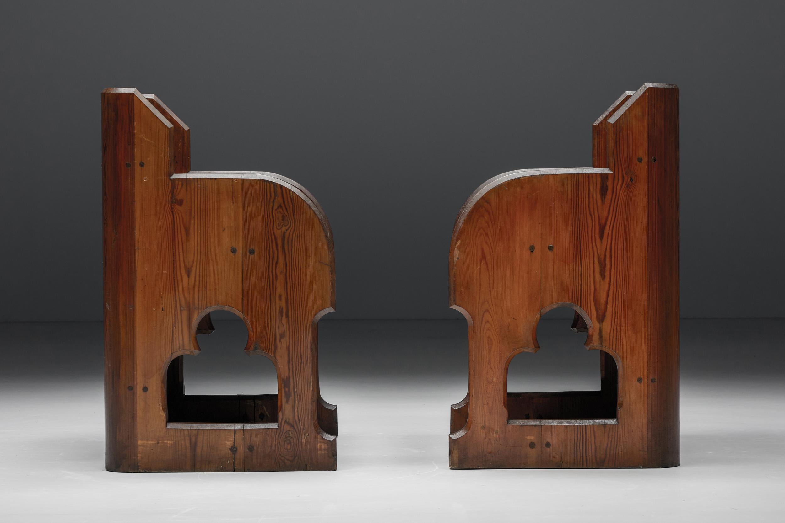 Fauteuils en bois de style néo-gothique, pin et chêne, XXe siècle en vente 1