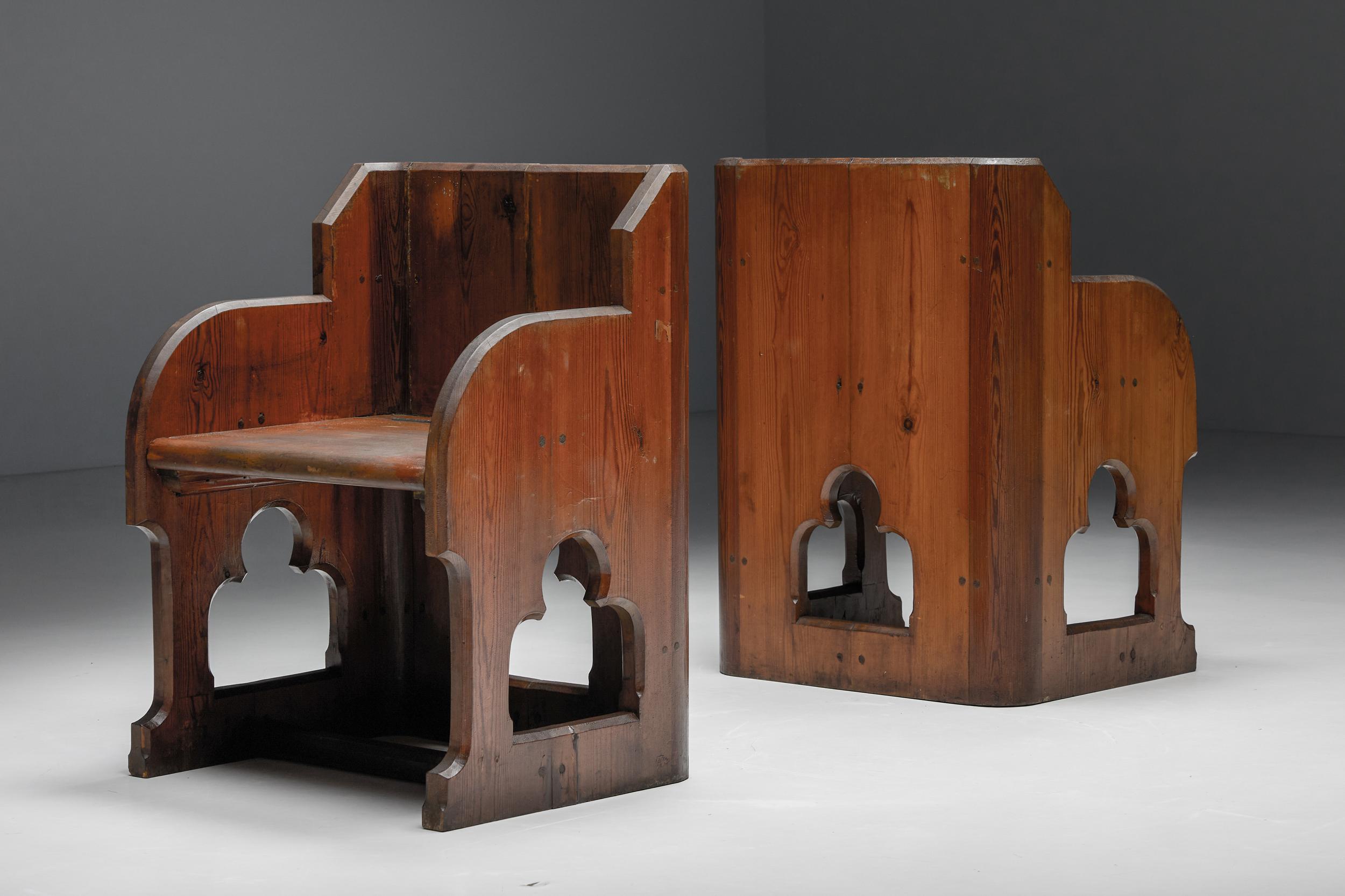 Fauteuils en bois de style néo-gothique, pin et chêne, XXe siècle en vente 2