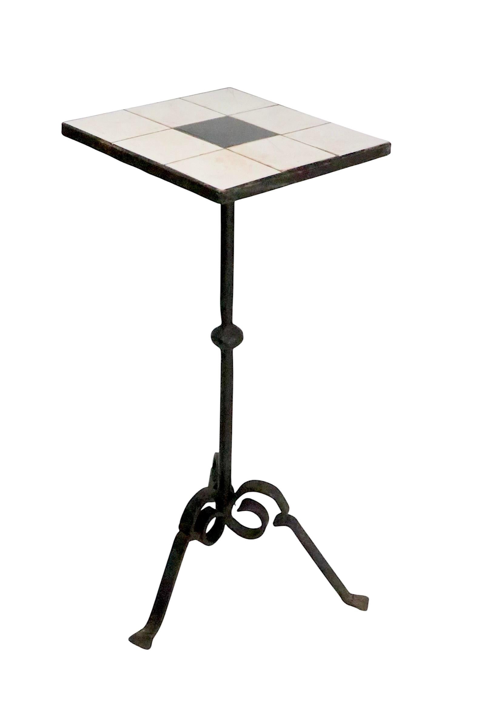 Table d'appoint à piédestal en fer forgé et tuiles néo-gothique 1920/60 en vente 4
