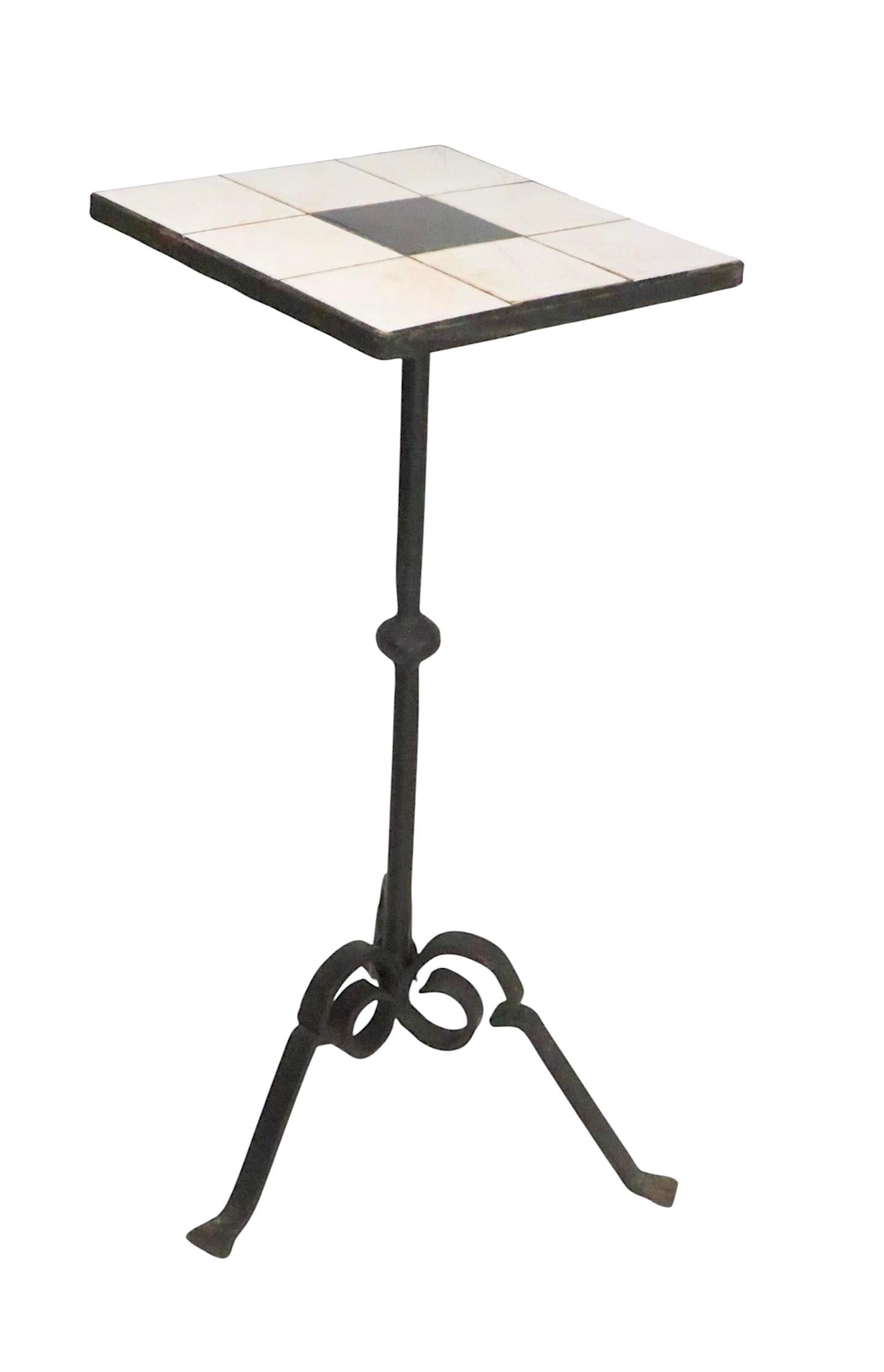 Table d'appoint à piédestal en fer forgé et tuiles néo-gothique 1920/60 en vente 6