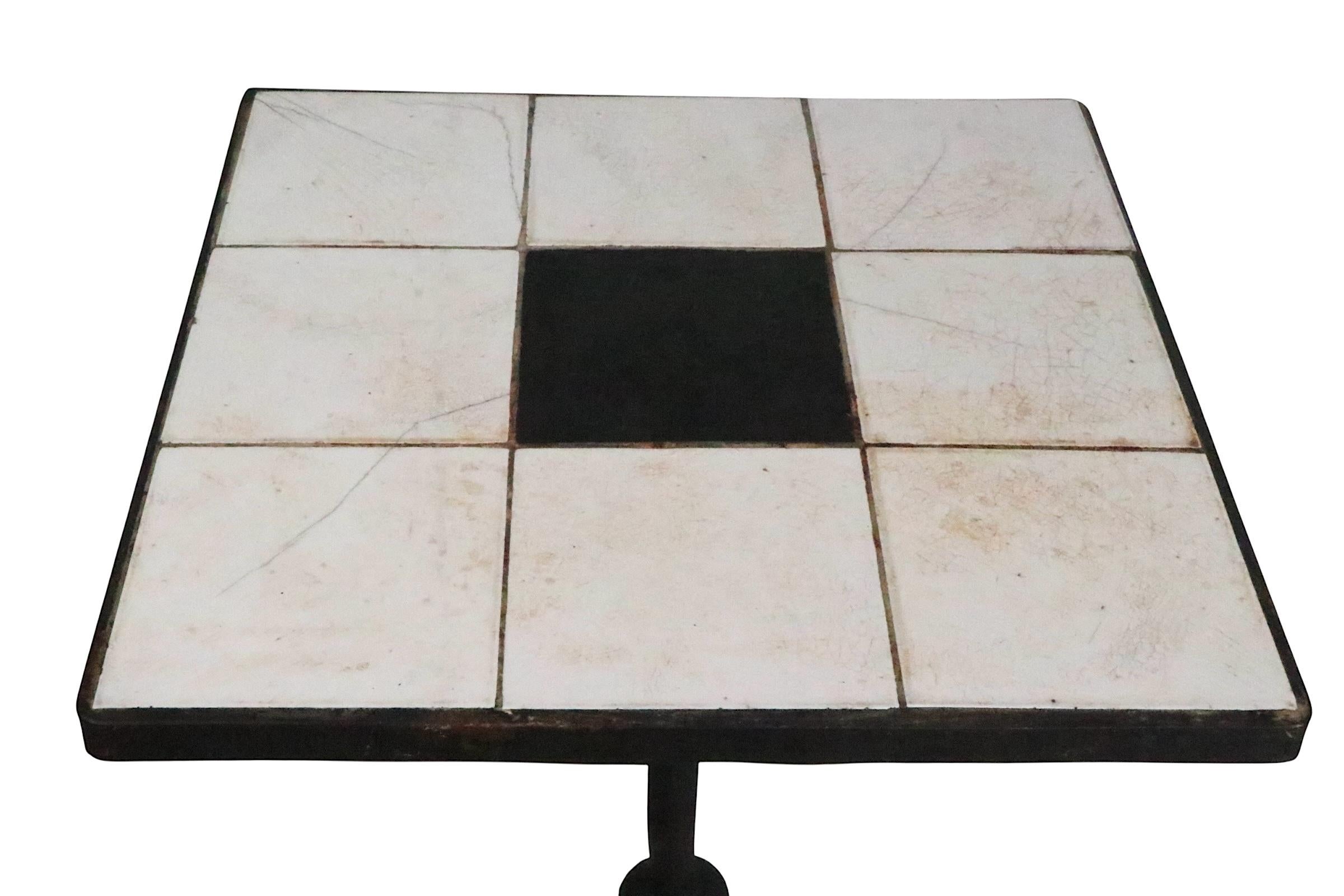 Néo-gothique Table d'appoint à piédestal en fer forgé et tuiles néo-gothique 1920/60 en vente