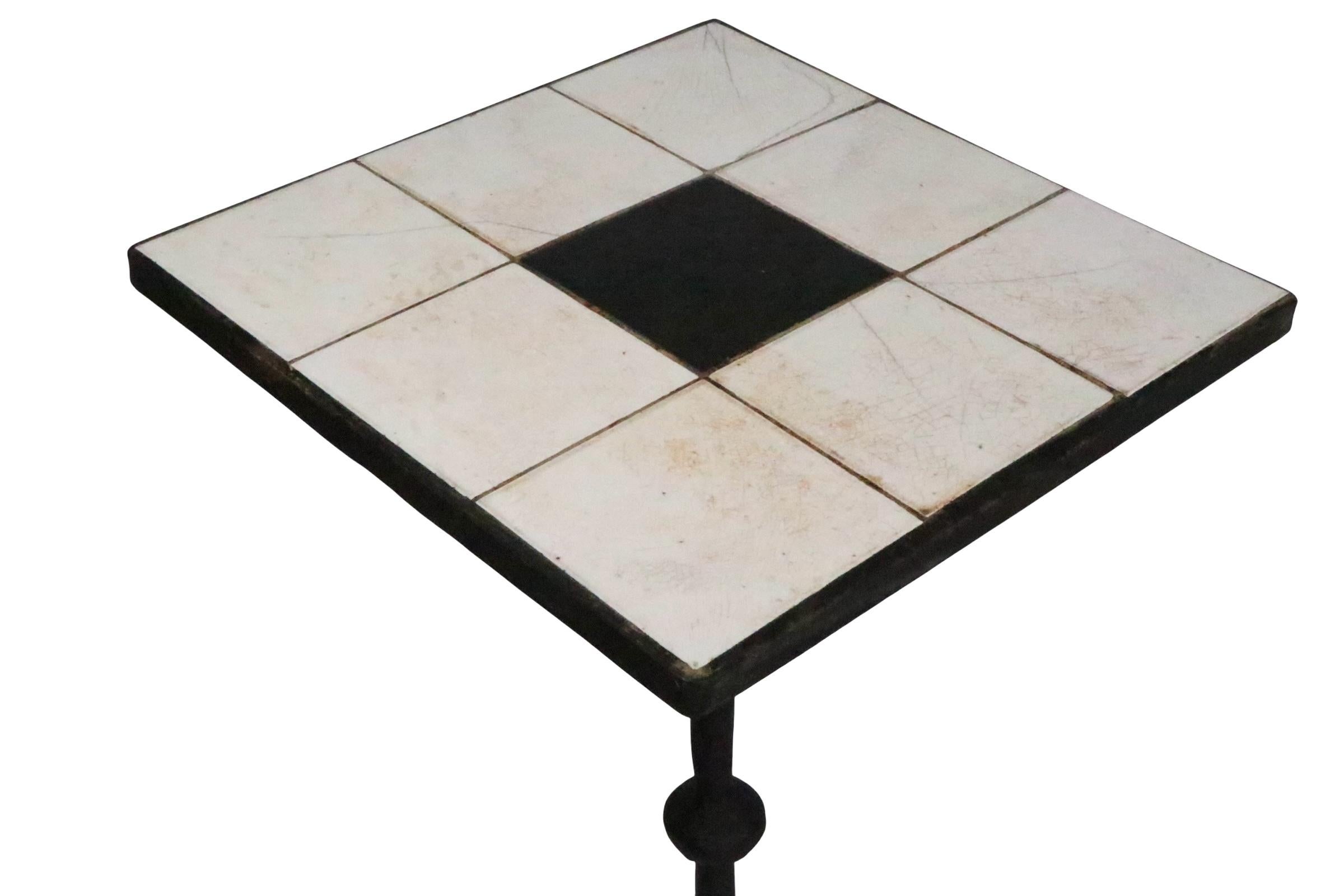 Américain Table d'appoint à piédestal en fer forgé et tuiles néo-gothique 1920/60 en vente