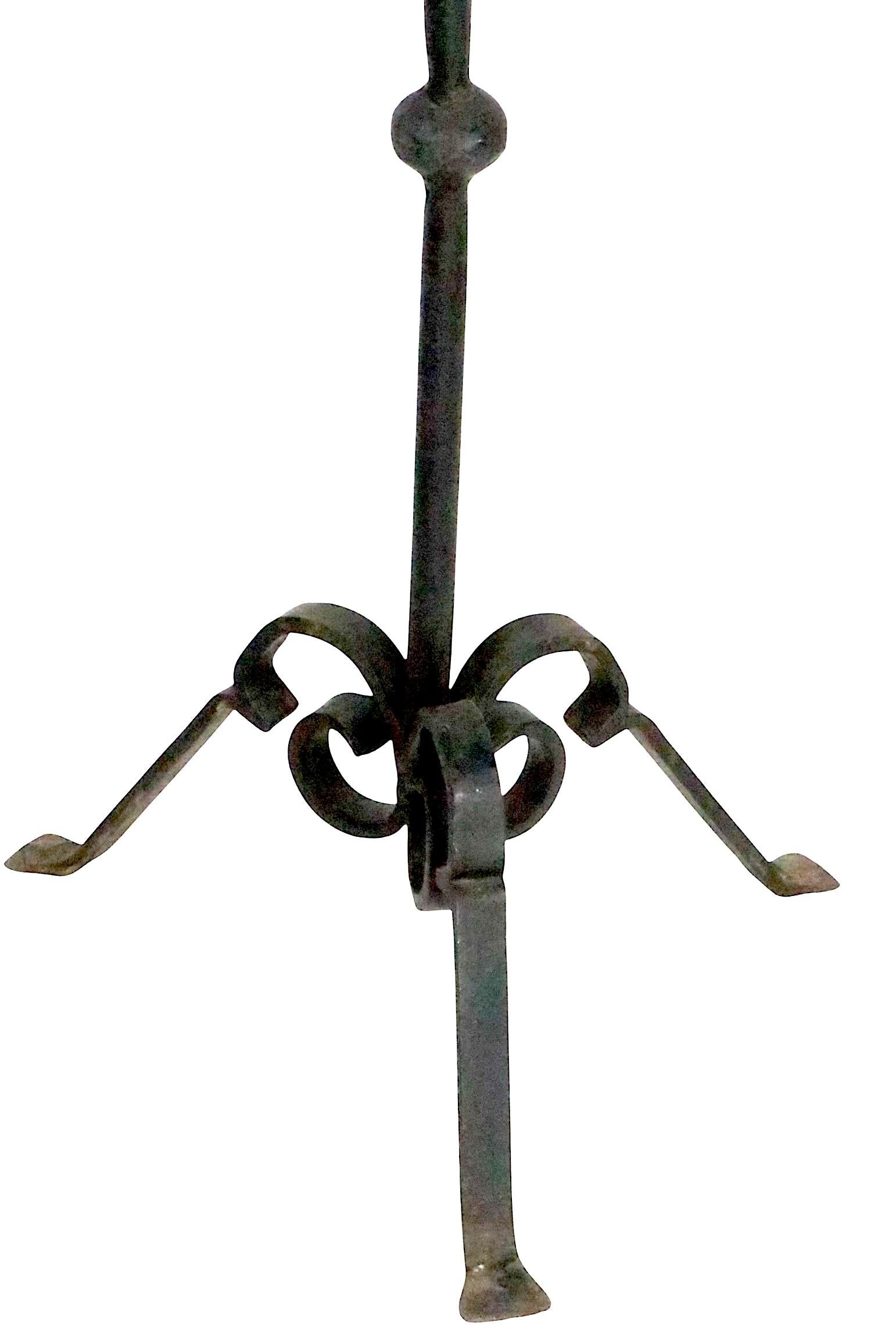 Table d'appoint à piédestal en fer forgé et tuiles néo-gothique 1920/60 Bon état - En vente à New York, NY