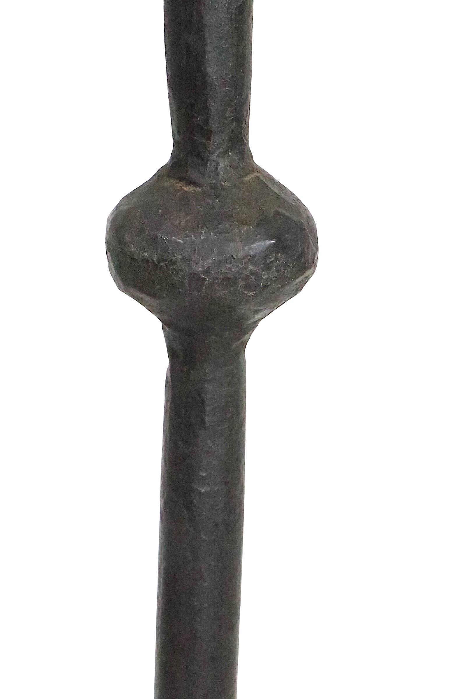 20ième siècle Table d'appoint à piédestal en fer forgé et tuiles néo-gothique 1920/60 en vente