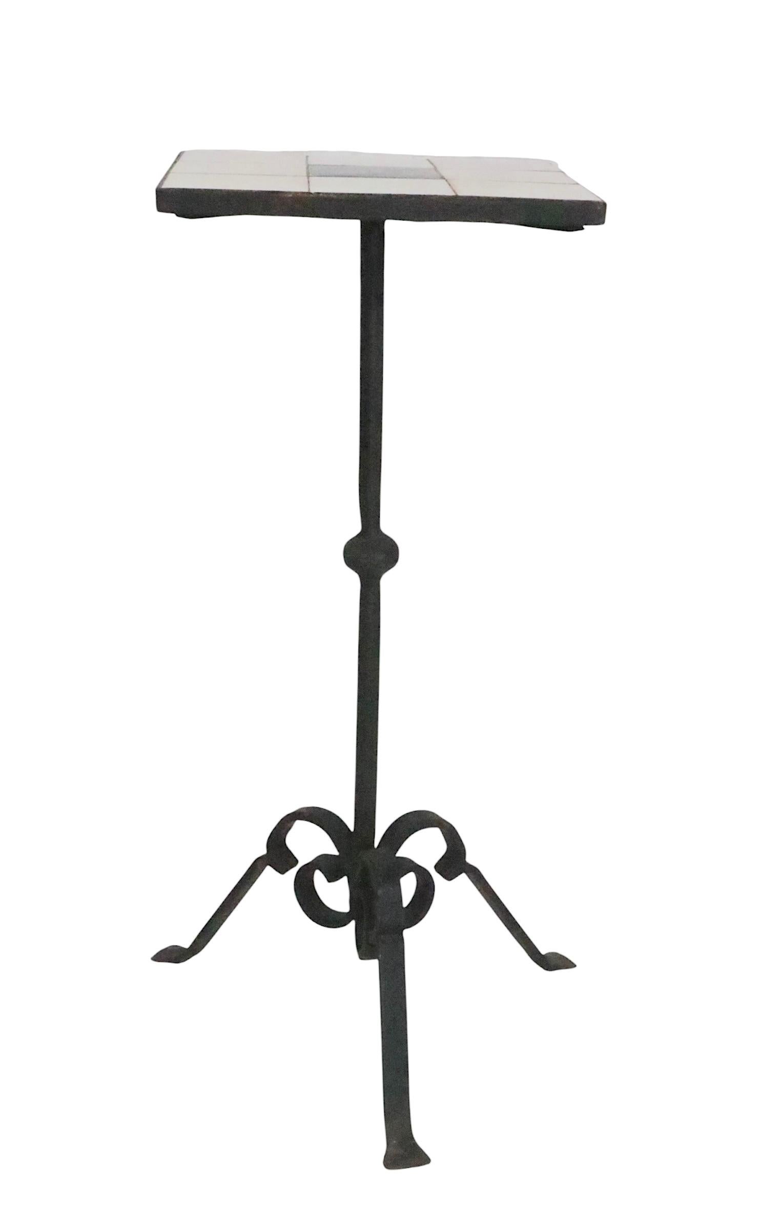 Table d'appoint à piédestal en fer forgé et tuiles néo-gothique 1920/60 en vente 1