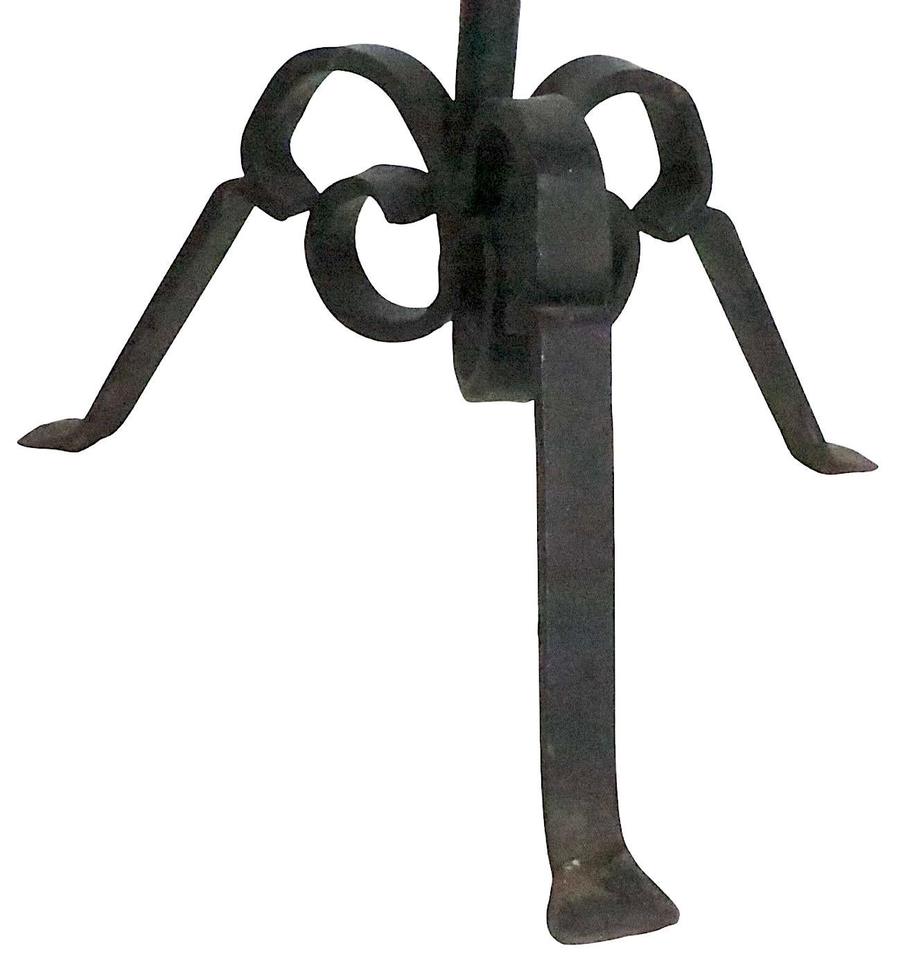 Table d'appoint à piédestal en fer forgé et tuiles néo-gothique 1920/60 en vente 2