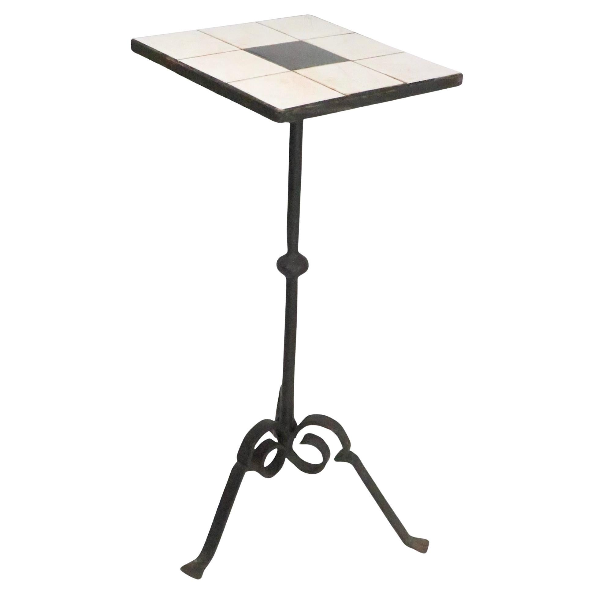 Table d'appoint à piédestal en fer forgé et tuiles néo-gothique 1920/60